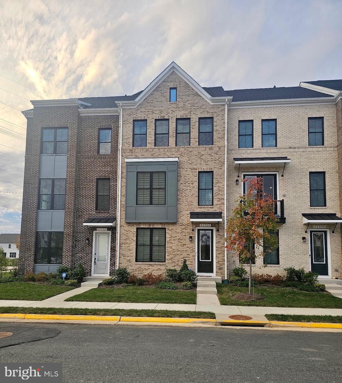 42088 PICASSO SQUARE