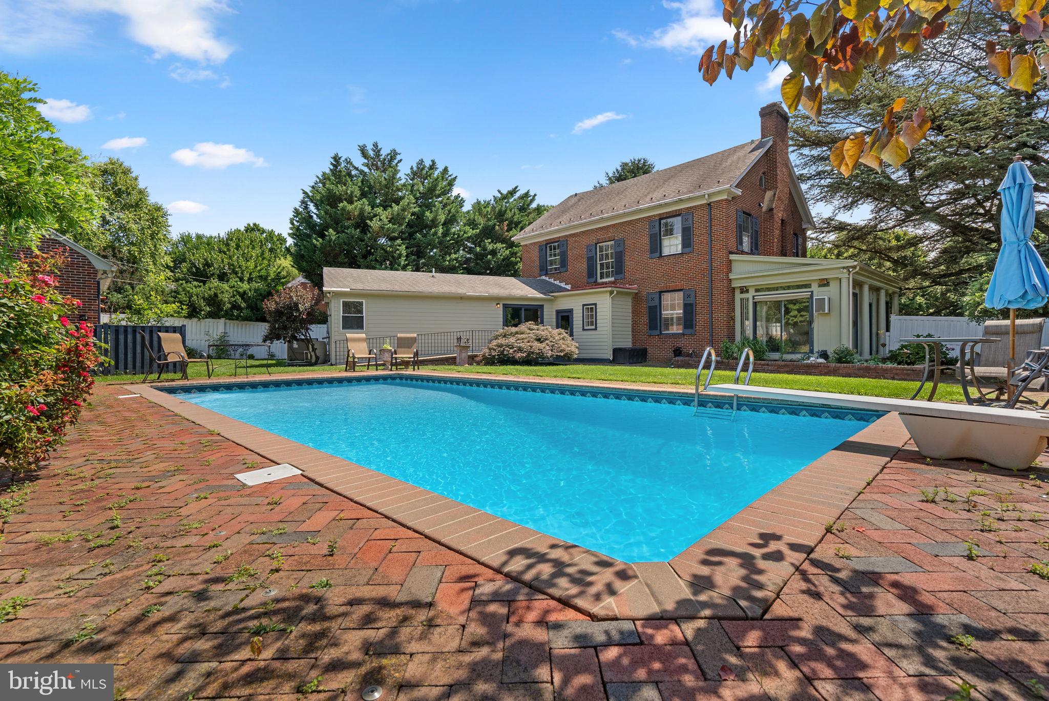 305 COLLEGE PLACE