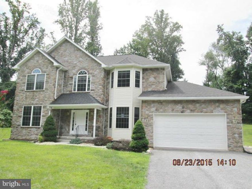 A GREAT DEAL ON THIS STONE FRONT COLONIAL. CONVENIENT ACCESS TO COMMUTING ROUTES, HARDWOODS THROUGHOUT MAIN LEVEL, ACCENT MOLDINGS, 9FT CEILINGS ON ALL 3 LEVELS, KIT W/GRANITE, BBAR & 42  CABINETRY, FAM RM W/SLATE GAS FP & SLIDING GLASS DOOR TO YARD, MAIN LVL BEDROOM W/PVT BATH, 2ND LEVEL LAUNDRY, & MASTER SUITE W/LUX BATH W/SOAKING TUB. 1.74 ACRE LOT ON A CUL DE SAC!