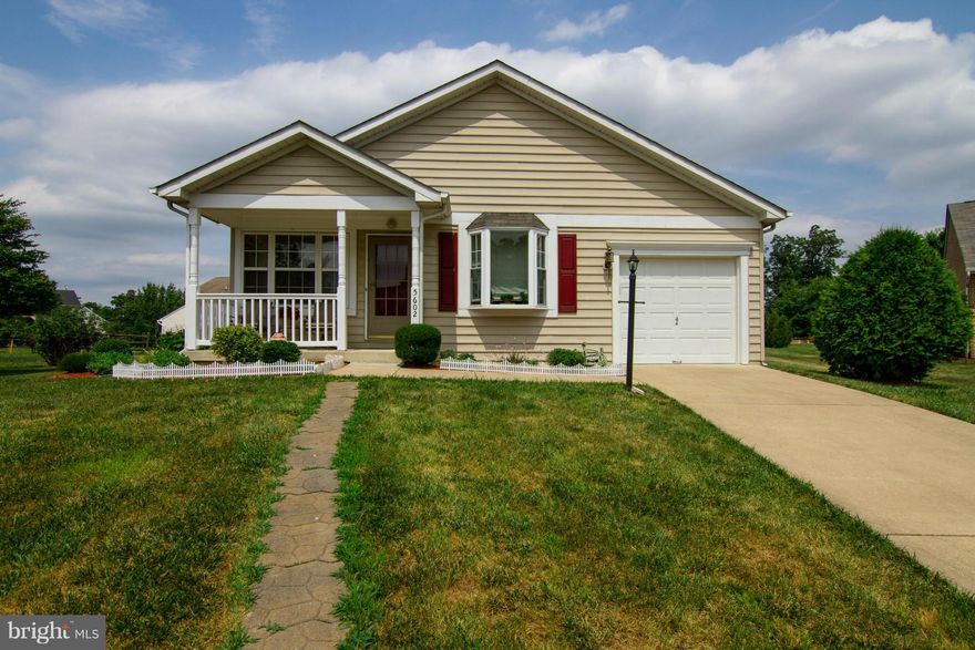 Beautiful well kept rambler! This gem has 3 bedrooms and 2 full baths. Master bedroom has a walk in closet with a three piece bathroom. Separate dining area but the kitchen also has a breakfast bar. Newer stainless steel appliances, freshly painted throughout. Don't miss the cute sun room where you can sit and relax or entertain guests!  This beauty sits on a cul de sac and has a one car garage!