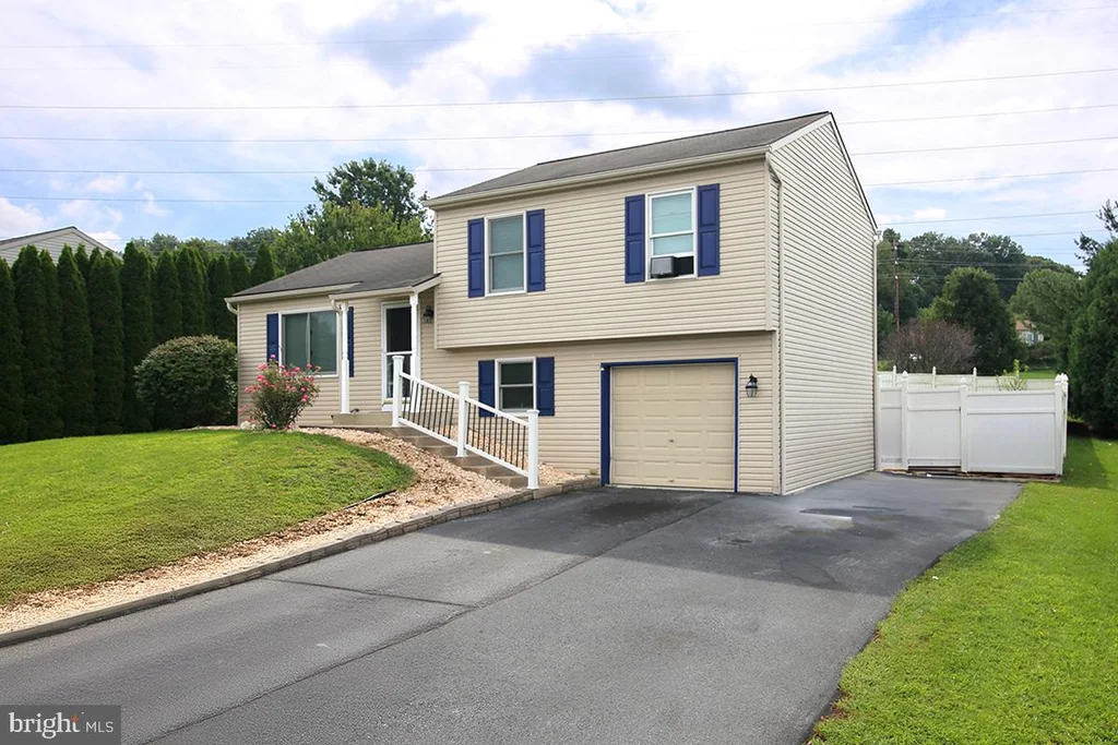 81 E Brookfield Dr, Lebanon, PA 17046
