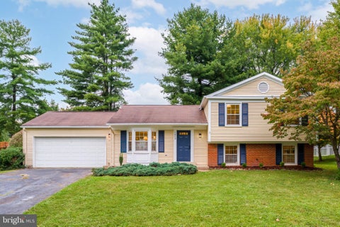 Photo of 1610 Sadlers Wells Court, HERNDON, VA 20170 (MLS # VAFX2342394)