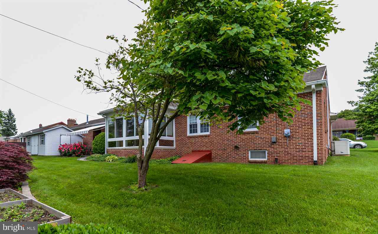 STRATHCONA HILLS - Residential