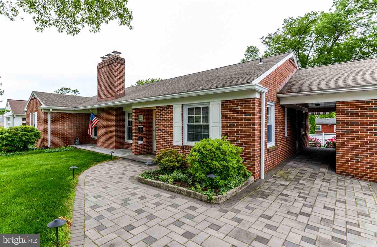 STRATHCONA HILLS - Residential