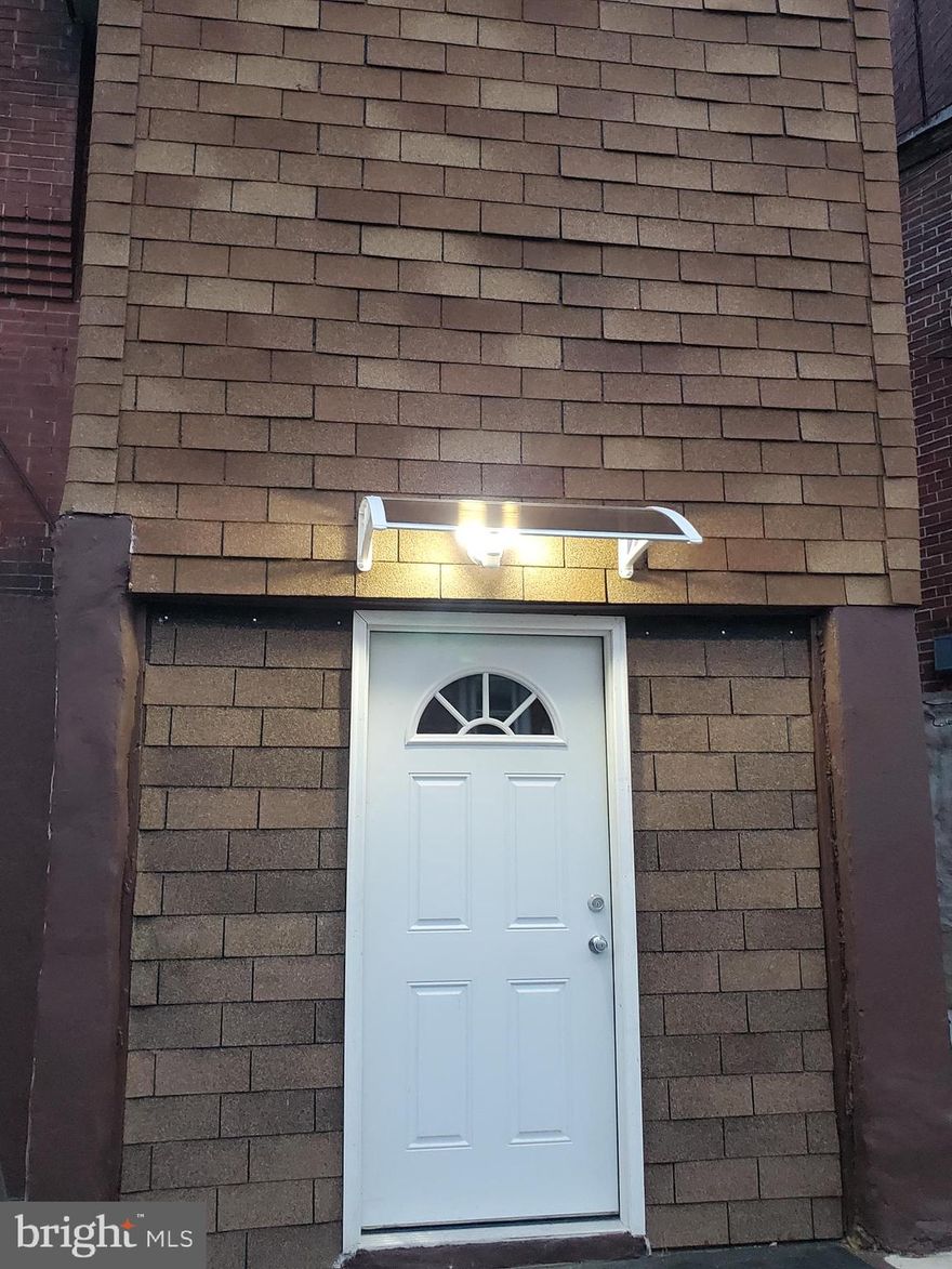 Welcome to this beautiful 1-bedroom, 1-bathroom, newly renovated apartment.
Entry to the unit is via the driveway.