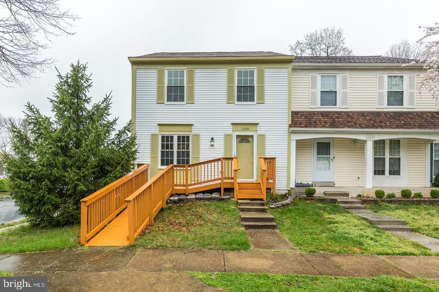 MUST SEE THIS BEAUTIFUL 3 LEVEL 3 BEDROOM 2 AND HALF BATH END UNIT TOWN HOUSE IN WOODBRIDGE.  STAINLESS STEEL APPLIANCES, GRANITE COUNTER TOPS, GREAT DECK OFF THE LEAVING ROOM, NEW FENCE IN THE BACK YARD.  FULLY FINISHED BASEMENT WITH HUGE REC ROOM, ADDITIONAL ROOM AND WALKOUT TO BACKYARD.  HARDWOOD FLOORS IN BASEMENT, CLOSE TO PRINCE WILLIAM PARKWAY,  SCHOOLS AND SHOPPING.  GREAT LOCATION.