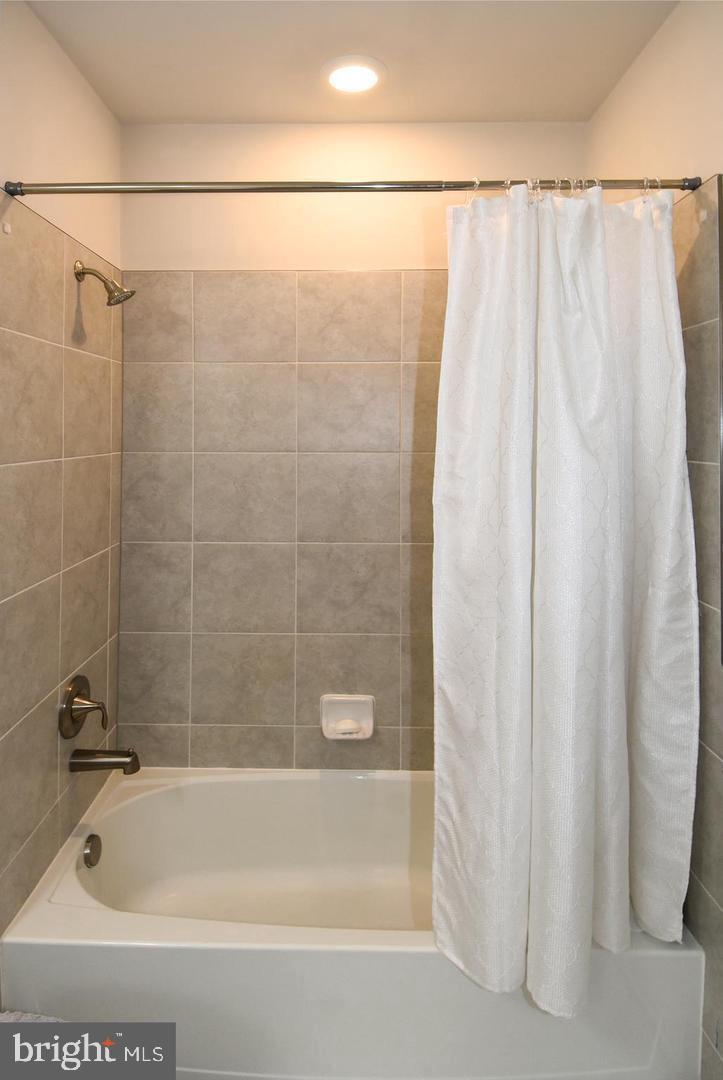 METRO WALK AT MOOREFIELD STATION - Residential Lease