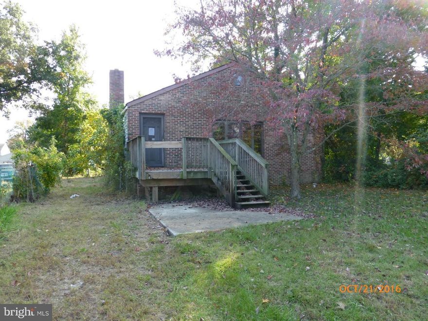 Corporate owned Prop. Sold AS-IS. Rancher located in Venice On The Bay Community features 3 BD 2 FB. Community Beach for residents use only. Central AC System. Use your imagination and make it your dream home. Convenient Location, close to shopping and restaurants. Don t wait, make an appointment today.