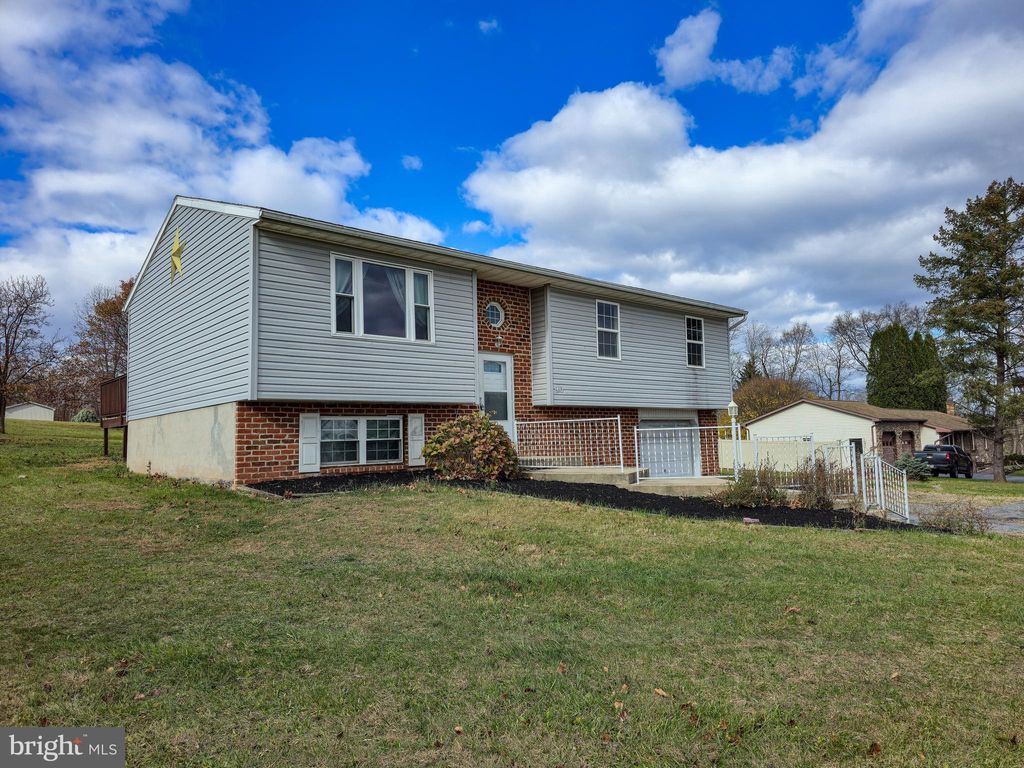 Photo of 910 E Butter Road, YORK, PA 17406 (MLS # PAYK2094006)