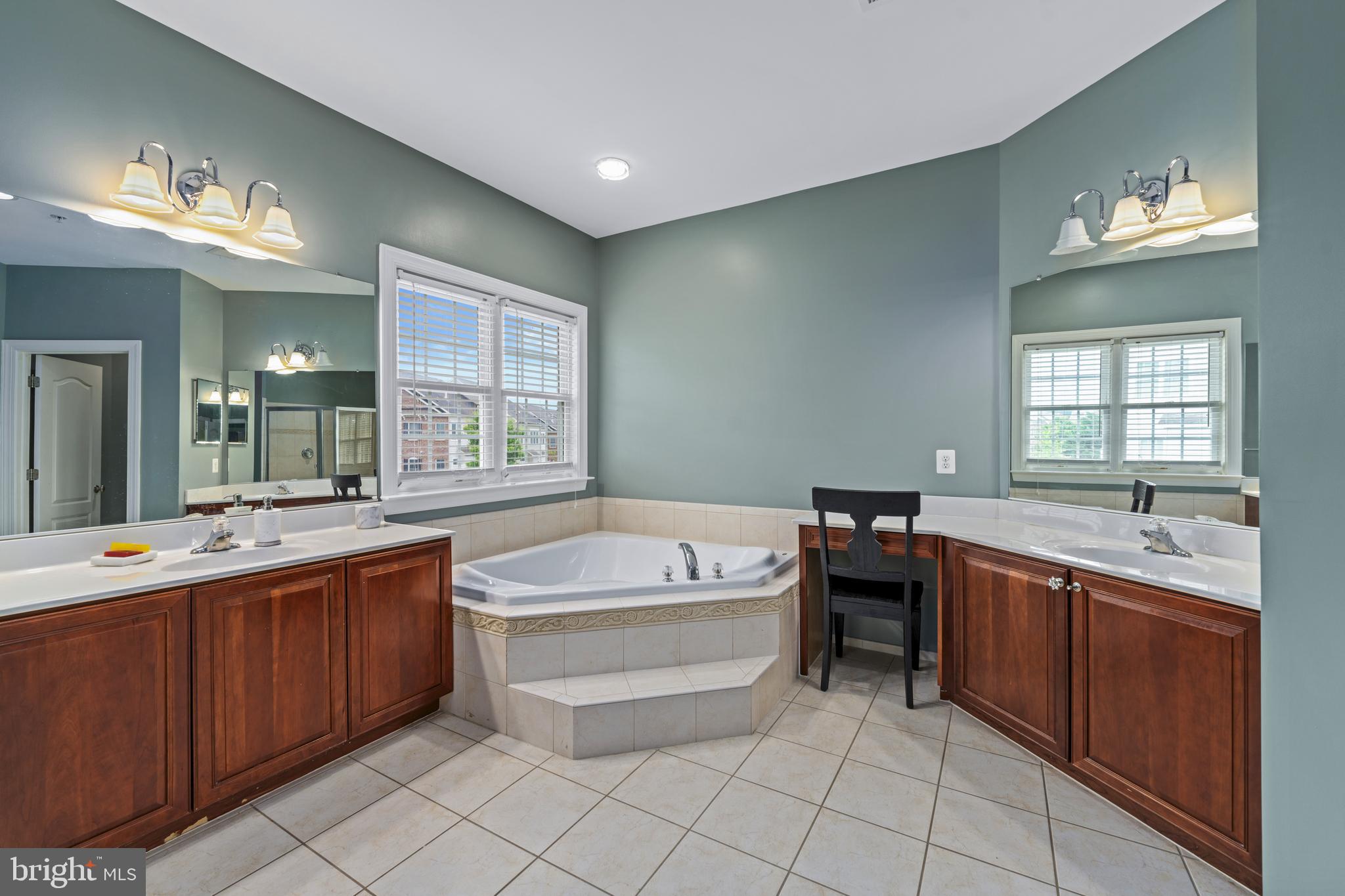 BEACH TREE - Residential Lease