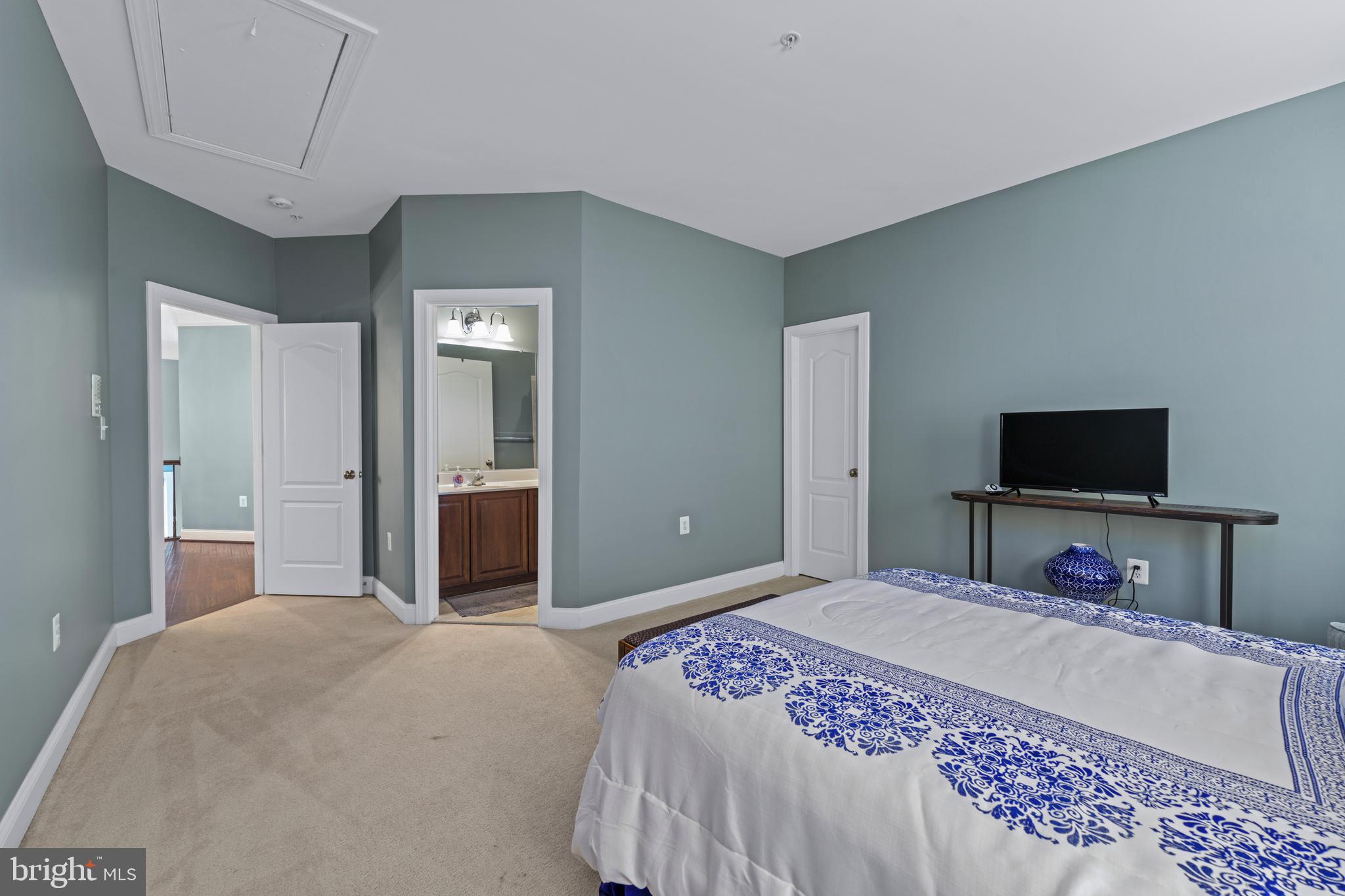 BEACH TREE - Residential Lease