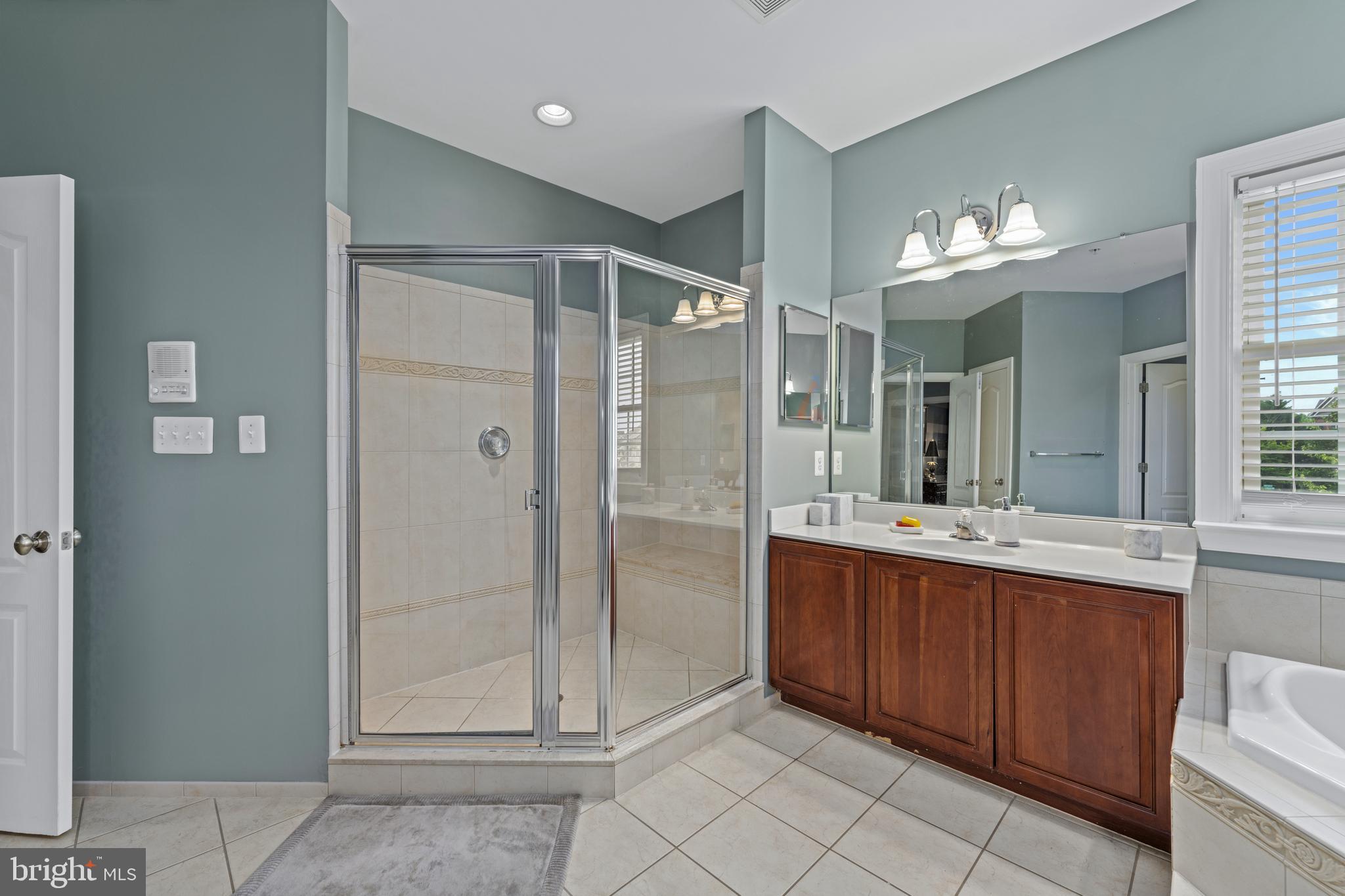 BEACH TREE - Residential Lease