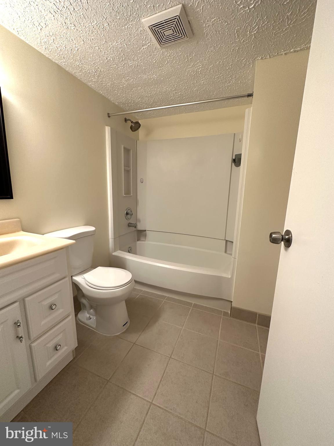 NEWINGTON COMMONS - Residential Lease