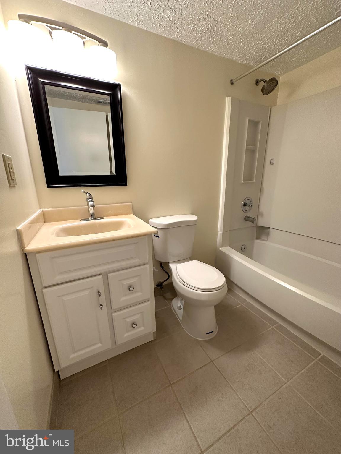 NEWINGTON COMMONS - Residential Lease