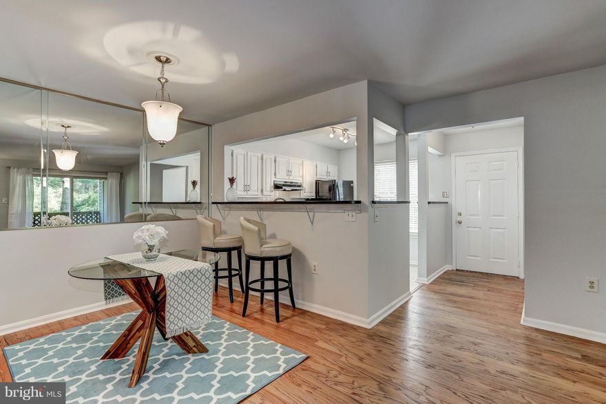 Beautifully Renovated 1BD / 1BA condo. Kitchen w/ stunning new granite countertops. Private Patio, looking out to trees. Location is amazing! - easy access to Rt29 and I66. Minutes to Jiffy Lube Live. Across from VA Gateway Center: includes shops, restaurants, Target, Lowe's, Regal Cinema14, and lots more!