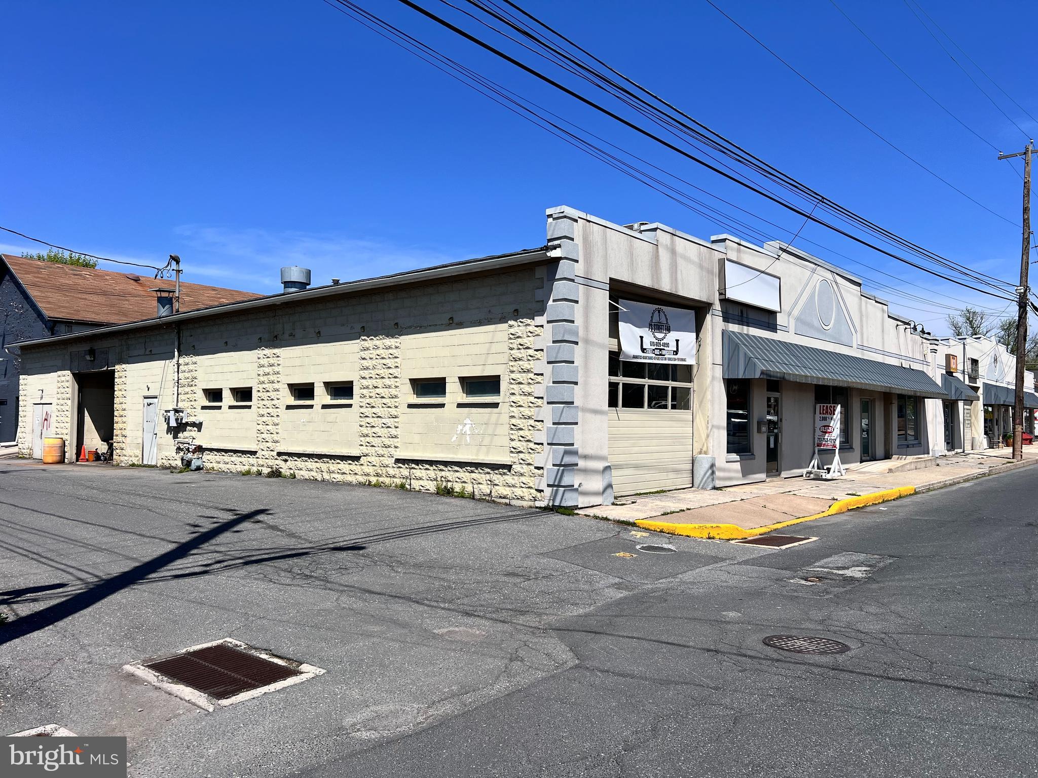 Main image without alt text