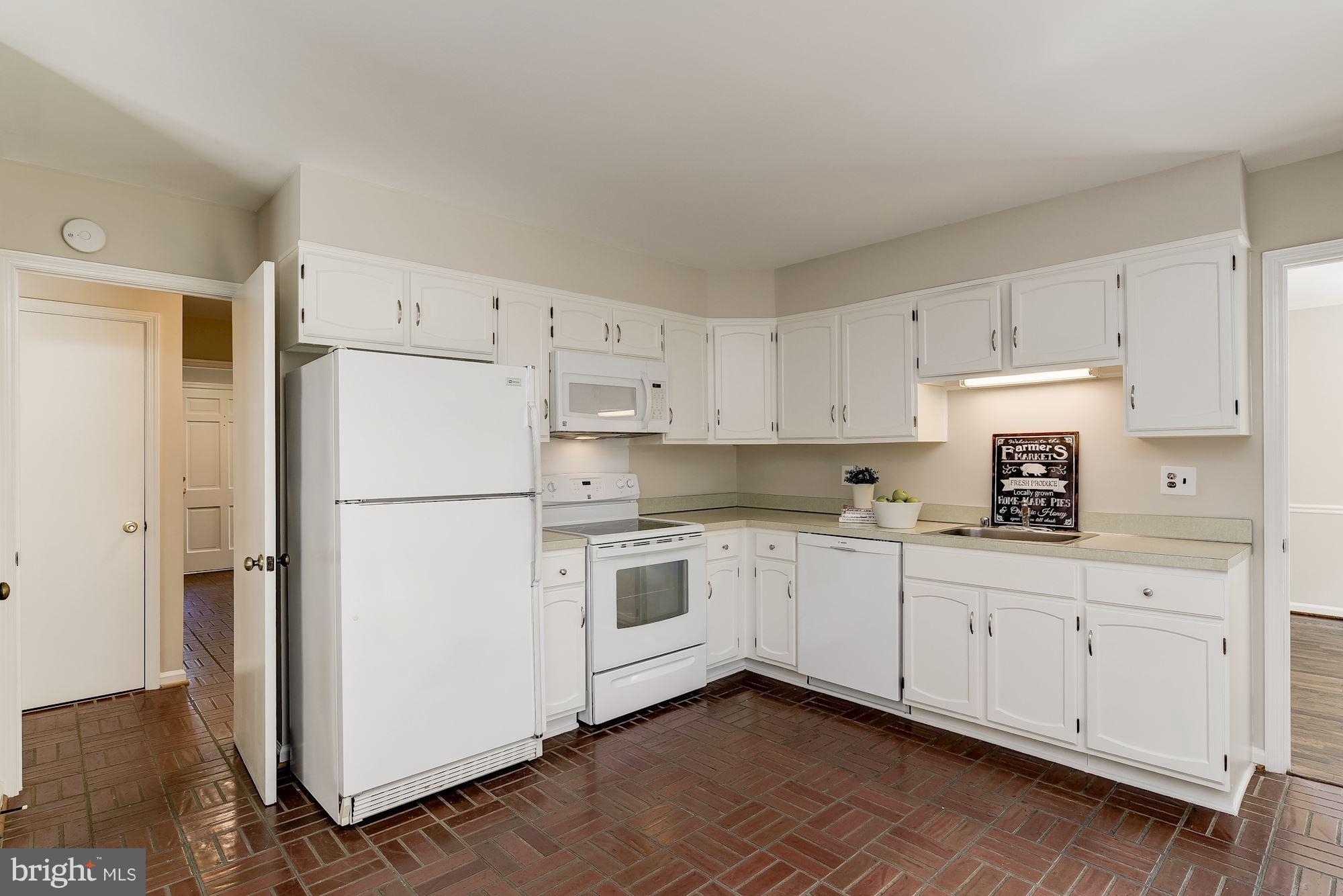 COUNTRY PLACE - Residential