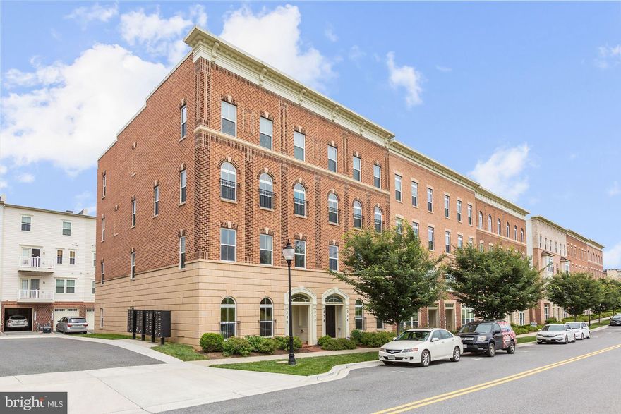 1ST OPEN SUN 7/1, 2-4PM! EASY LIVING w/ FANTASTIC AMENITIES! Ideally located near it all - I-270, Metro, Kentlands/Rio/Crown, Great Seneca Park! Walk to MARC. END UNIT condo w/ 3BR/2.5BA + 1,888 SF.  Kitchen complete w/ granite + stainless steel. MBR w/ 2 WIC's + en-suite BA. Balcony + 1-Car Garage w/ Drwy. Enjoy the Parklands pool, clubhouse, fitness cntr, tot lots + more!
