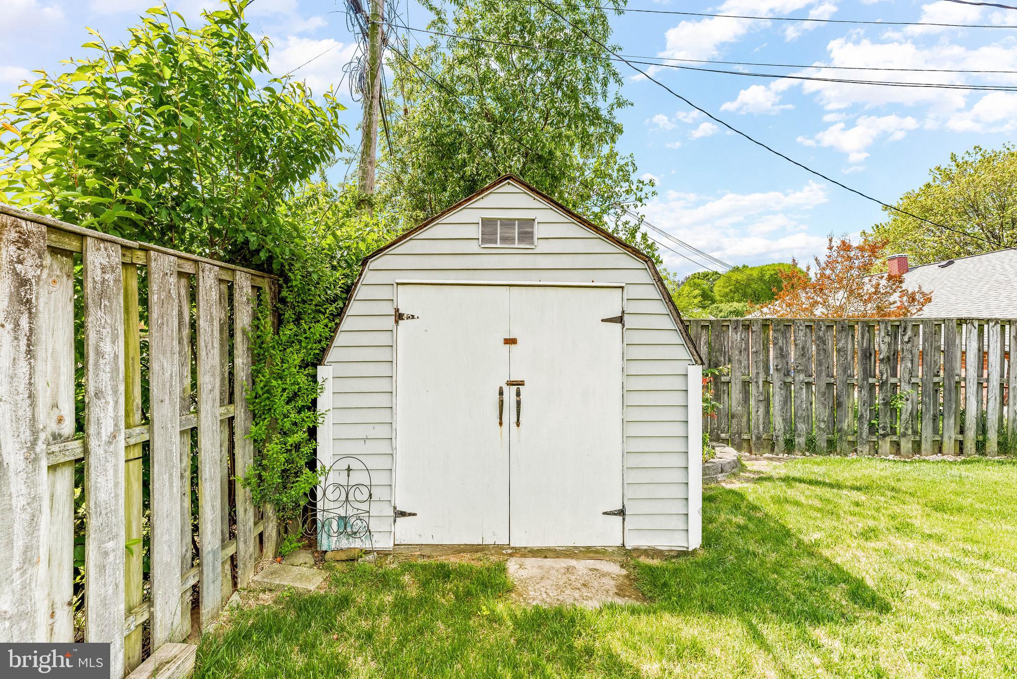 COUNTRY CLUB MANOR - Residential