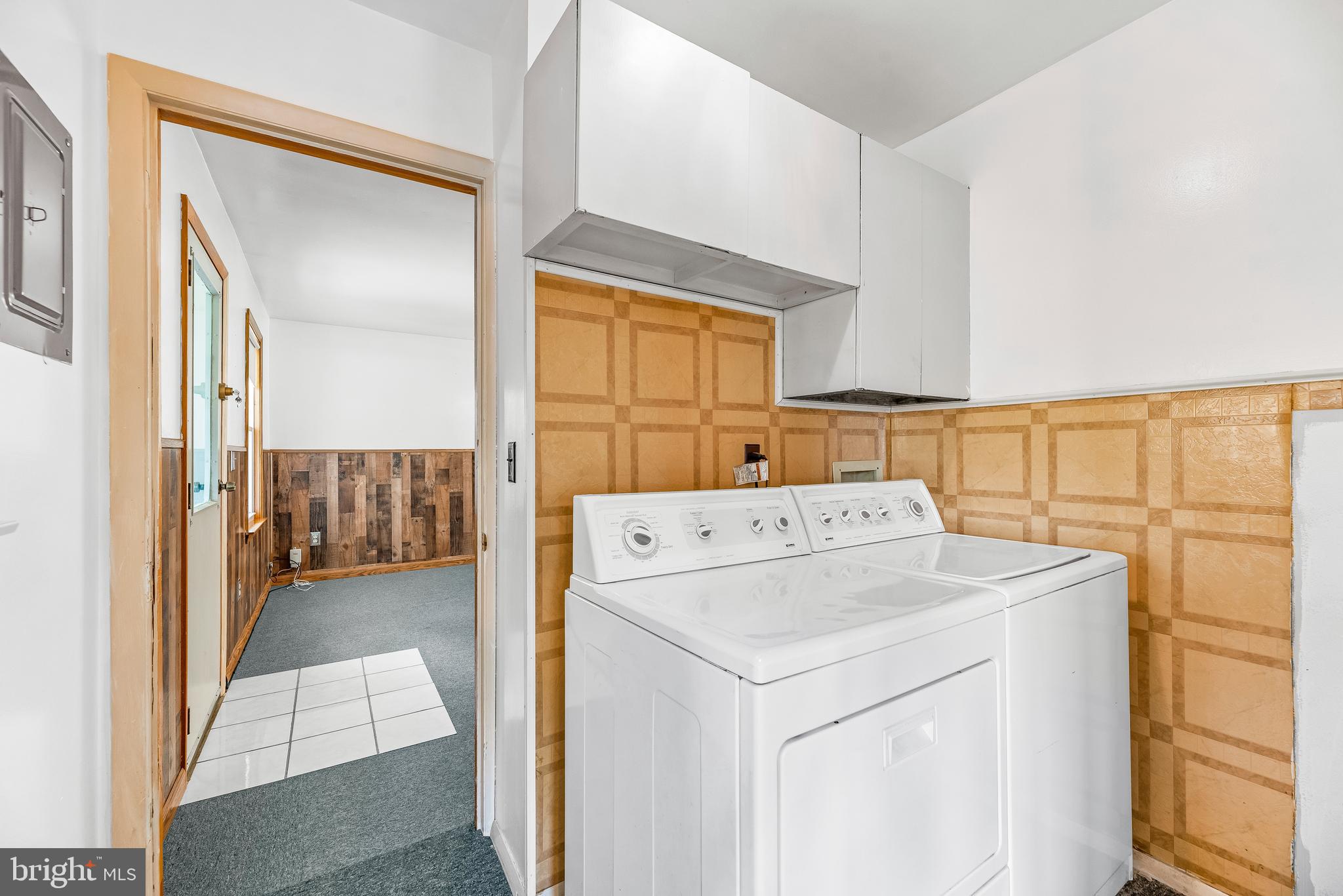 COUNTRY CLUB MANOR - Residential