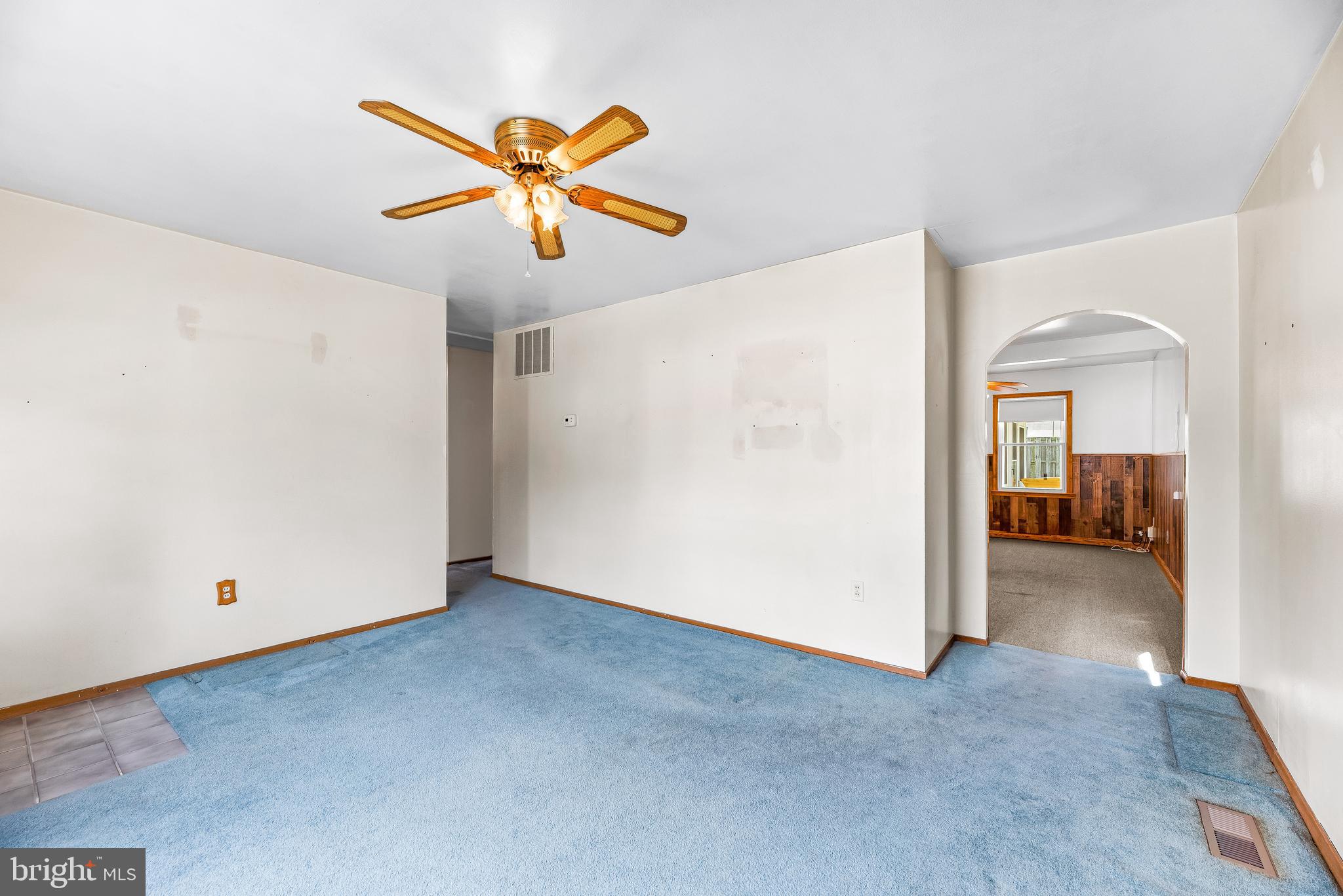 COUNTRY CLUB MANOR - Residential