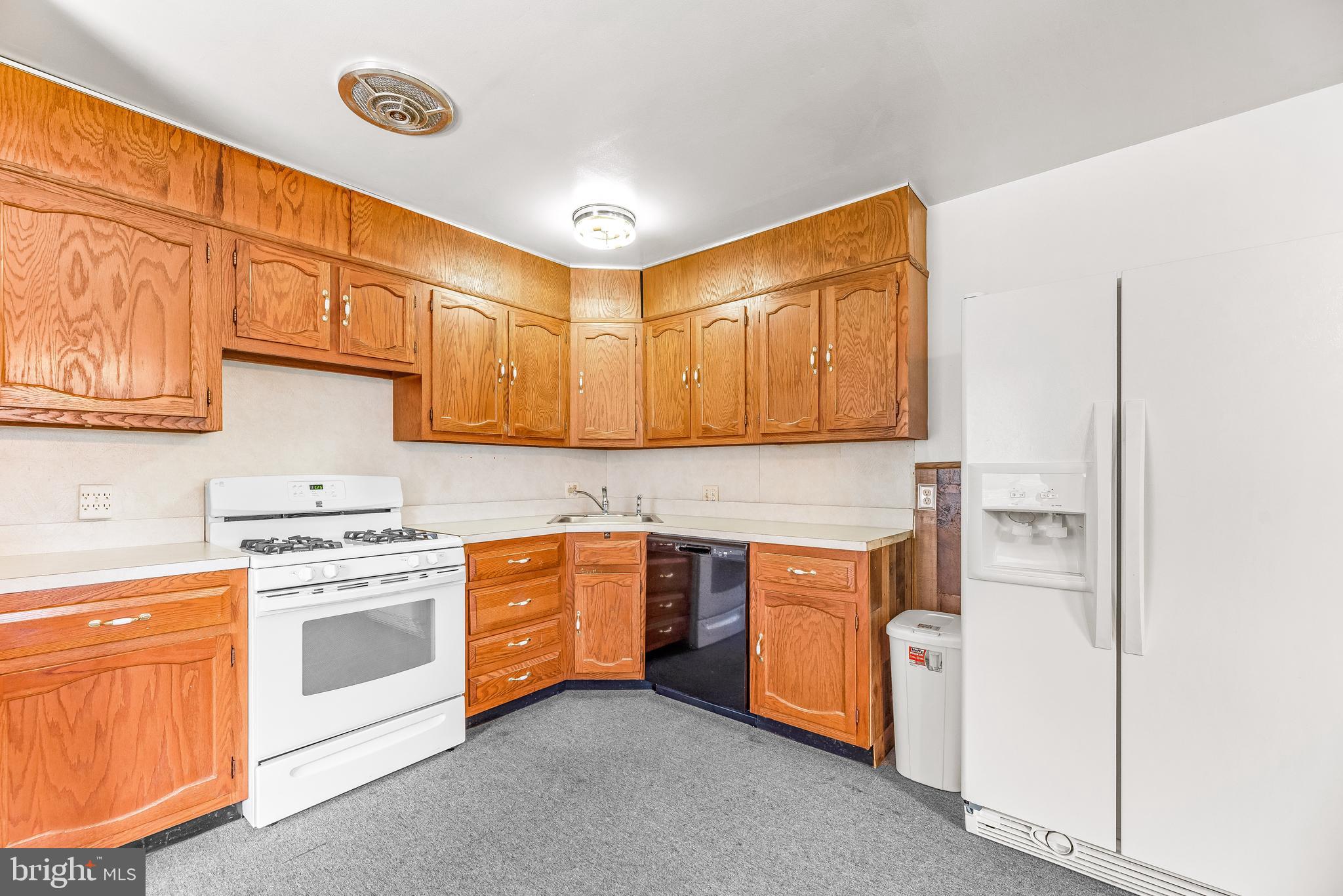 COUNTRY CLUB MANOR - Residential