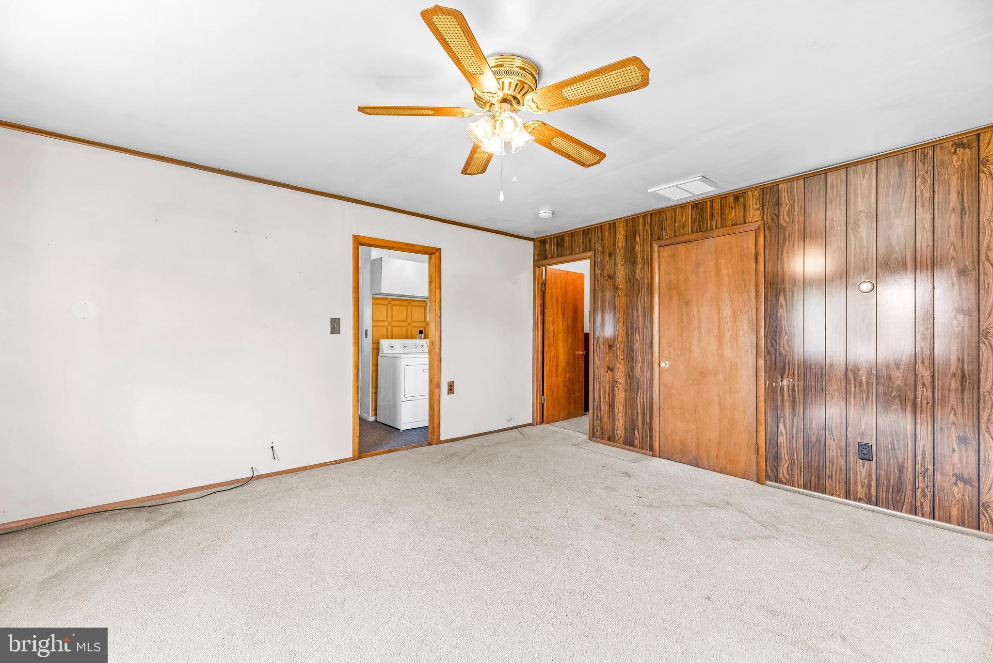 COUNTRY CLUB MANOR - Residential