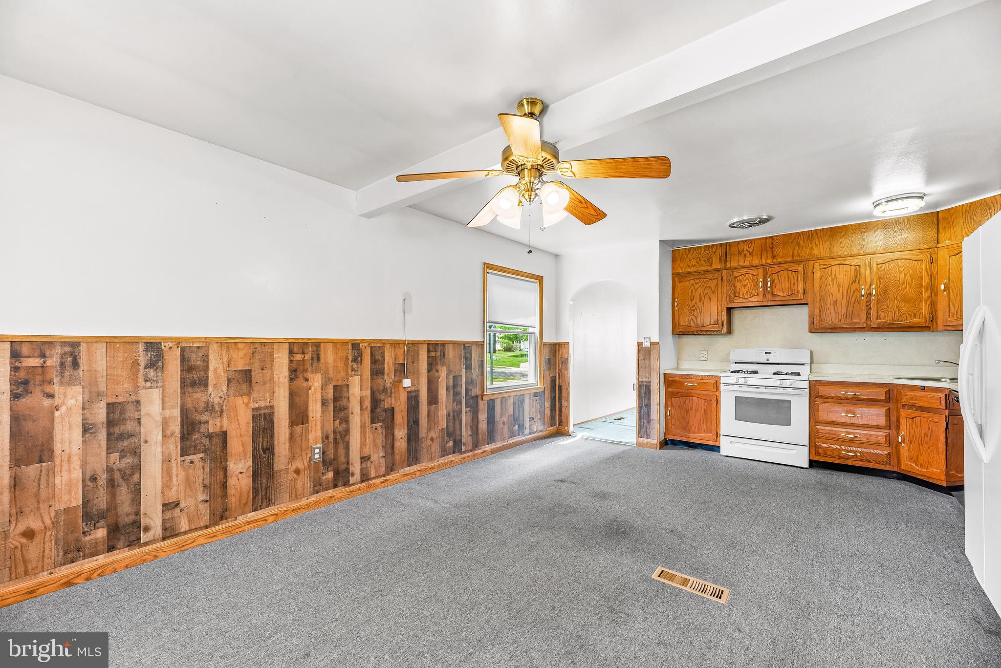 COUNTRY CLUB MANOR - Residential