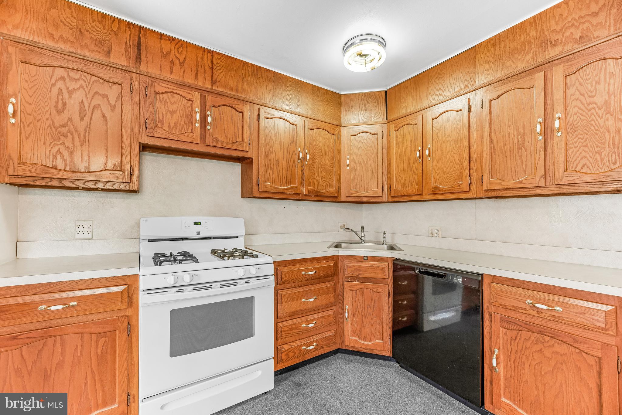 COUNTRY CLUB MANOR - Residential