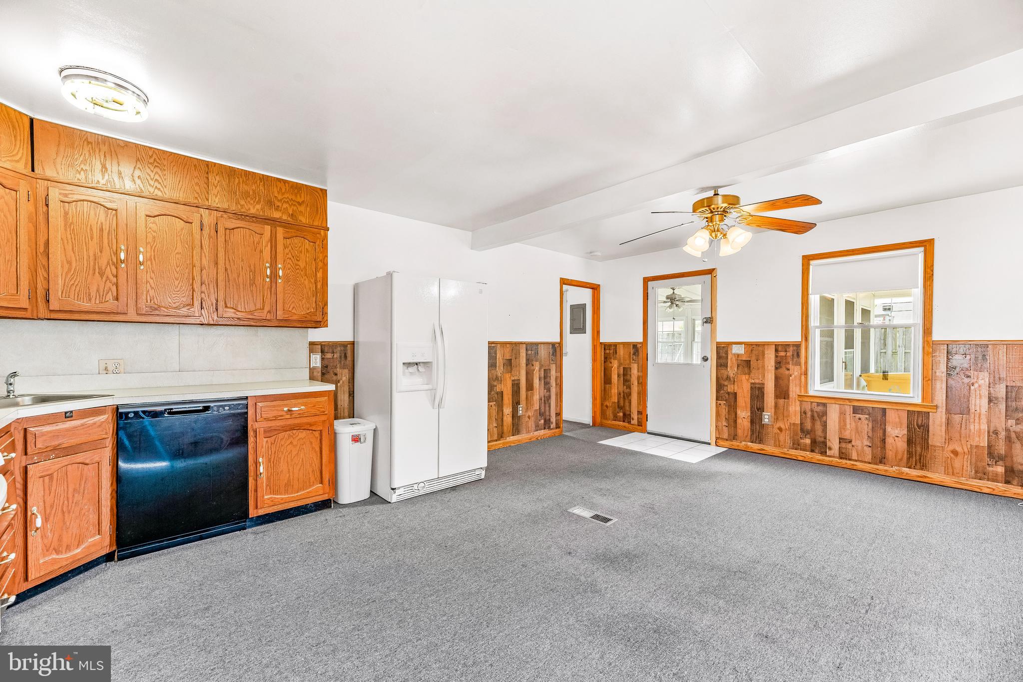 COUNTRY CLUB MANOR - Residential