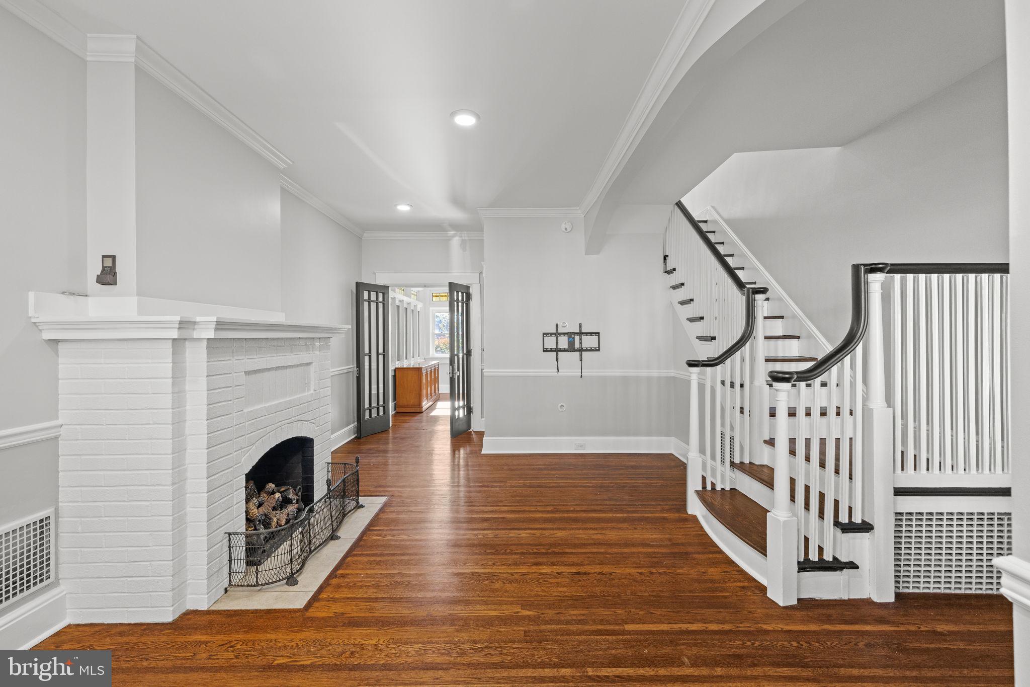 CHESTNUT HILL - Residential