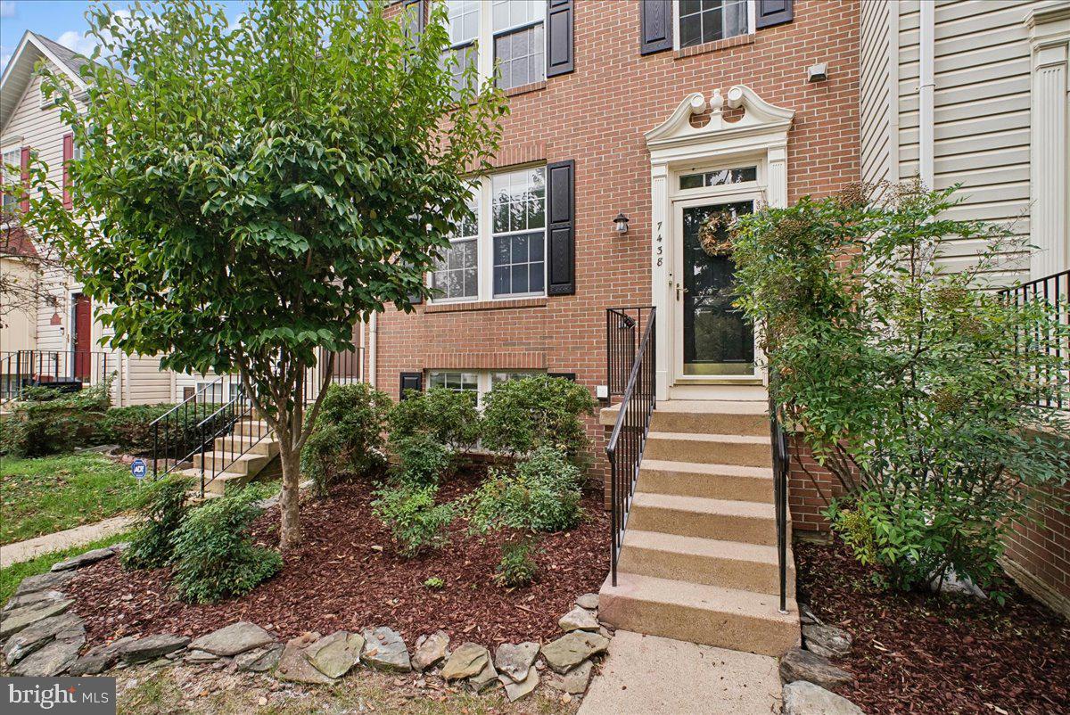 7438 GADSBY SQUARE