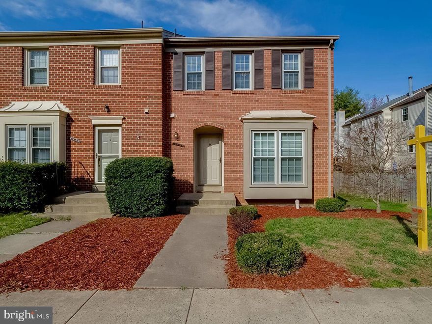 Beautiful End Unit Townhouse with  Great location. Walk to GMU, Middle and High school. Back to tree.