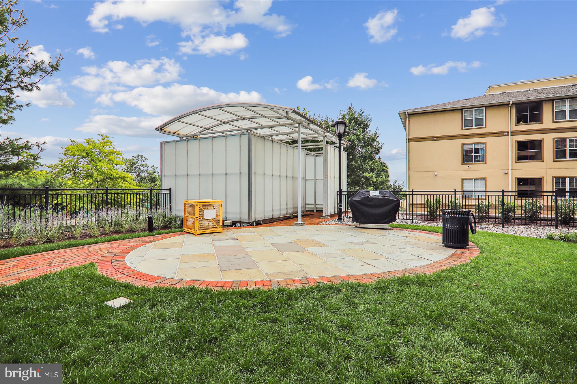 GALLERY AT WHITE FLINT - Residential