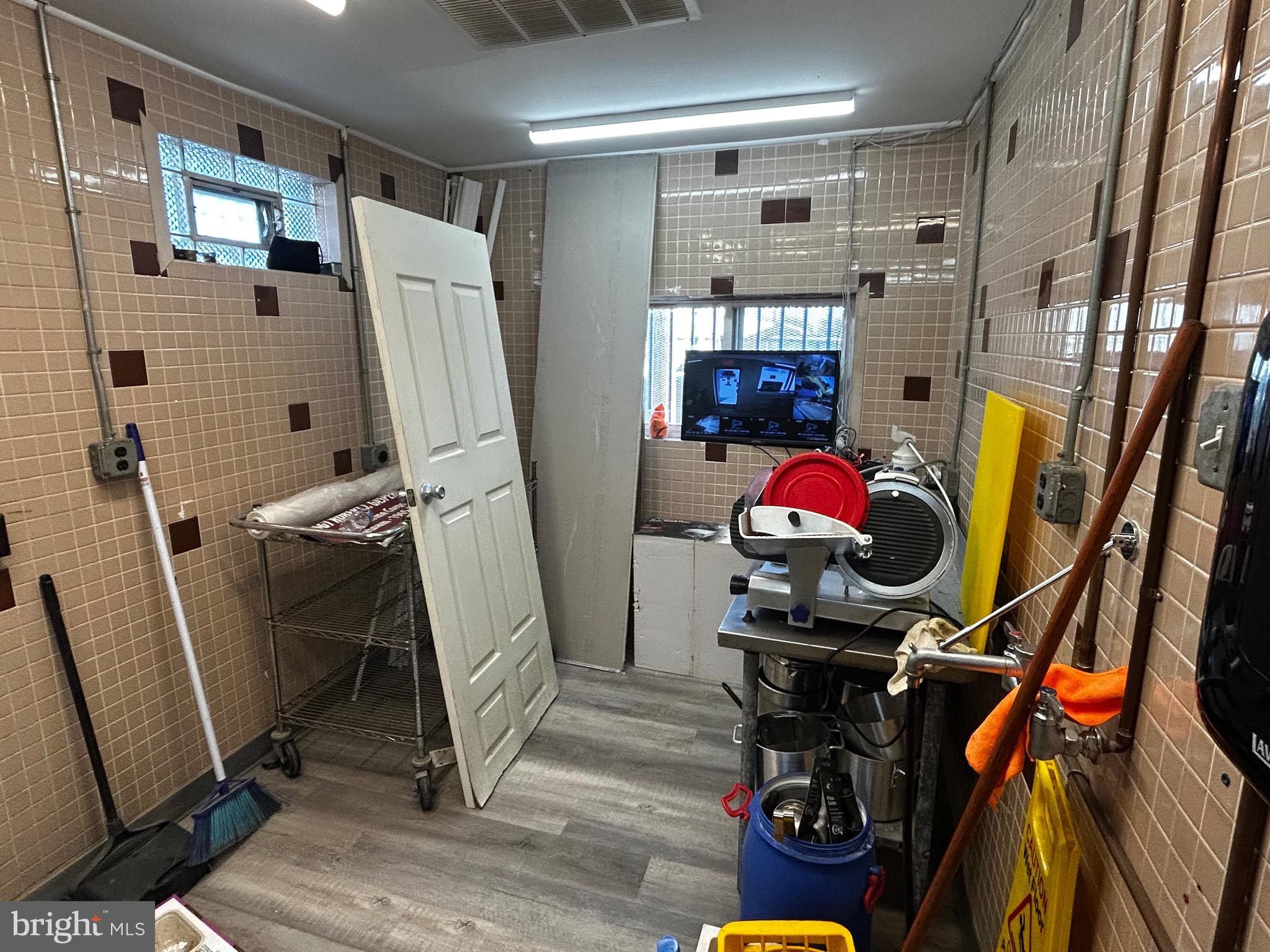 HOLMESBURG - Commercial Sale