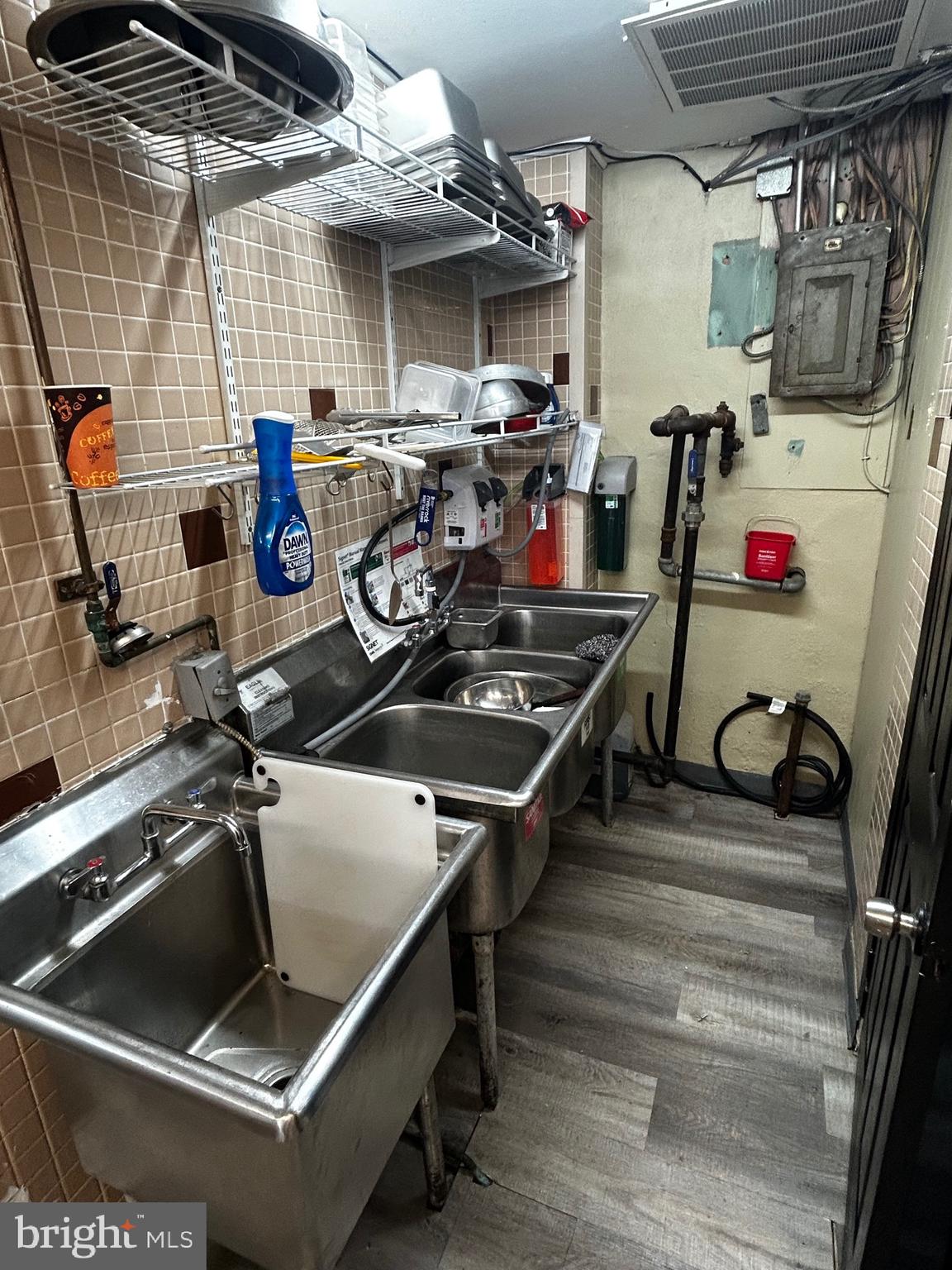 HOLMESBURG - Commercial Sale