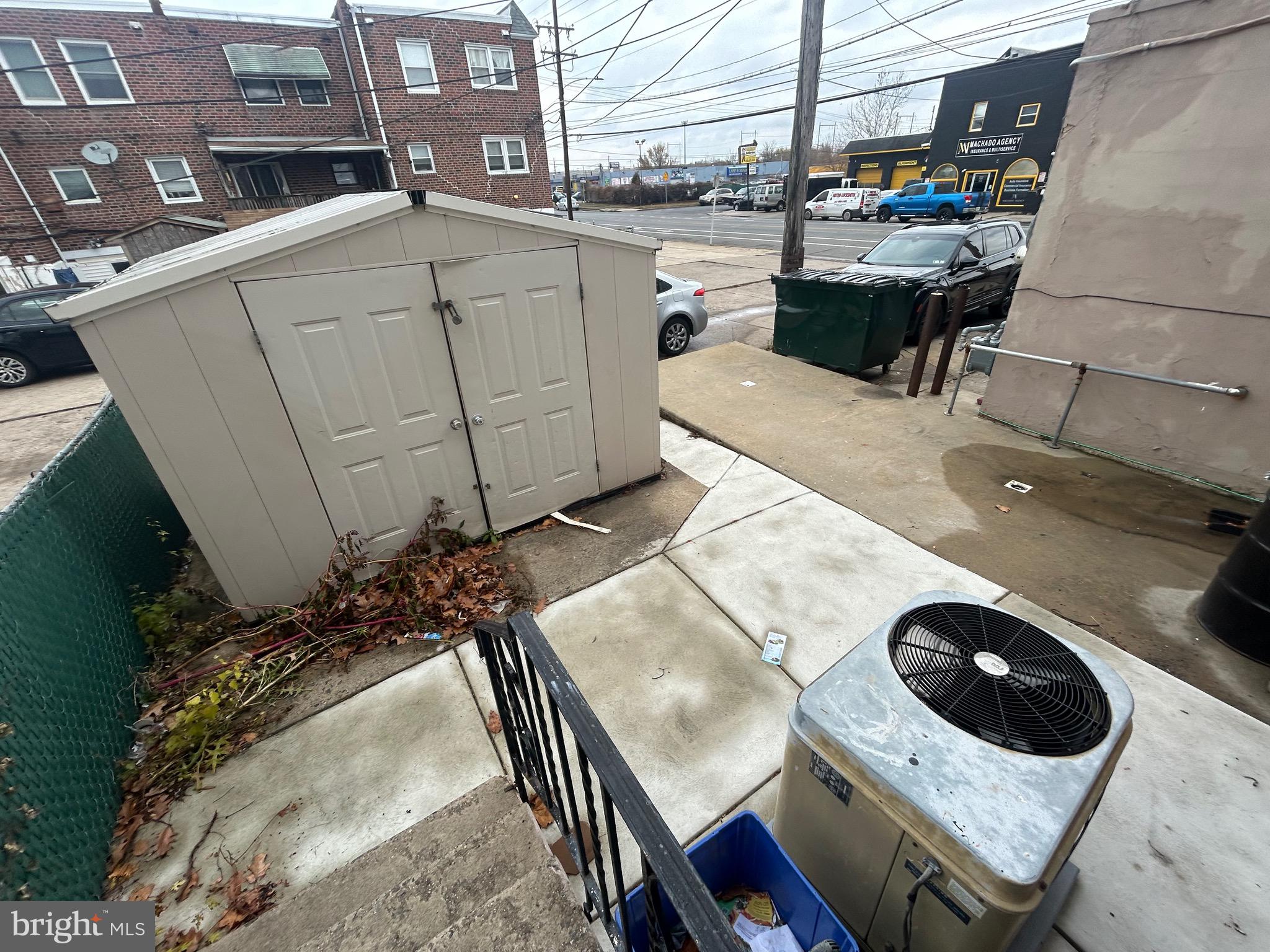 HOLMESBURG - Commercial Sale