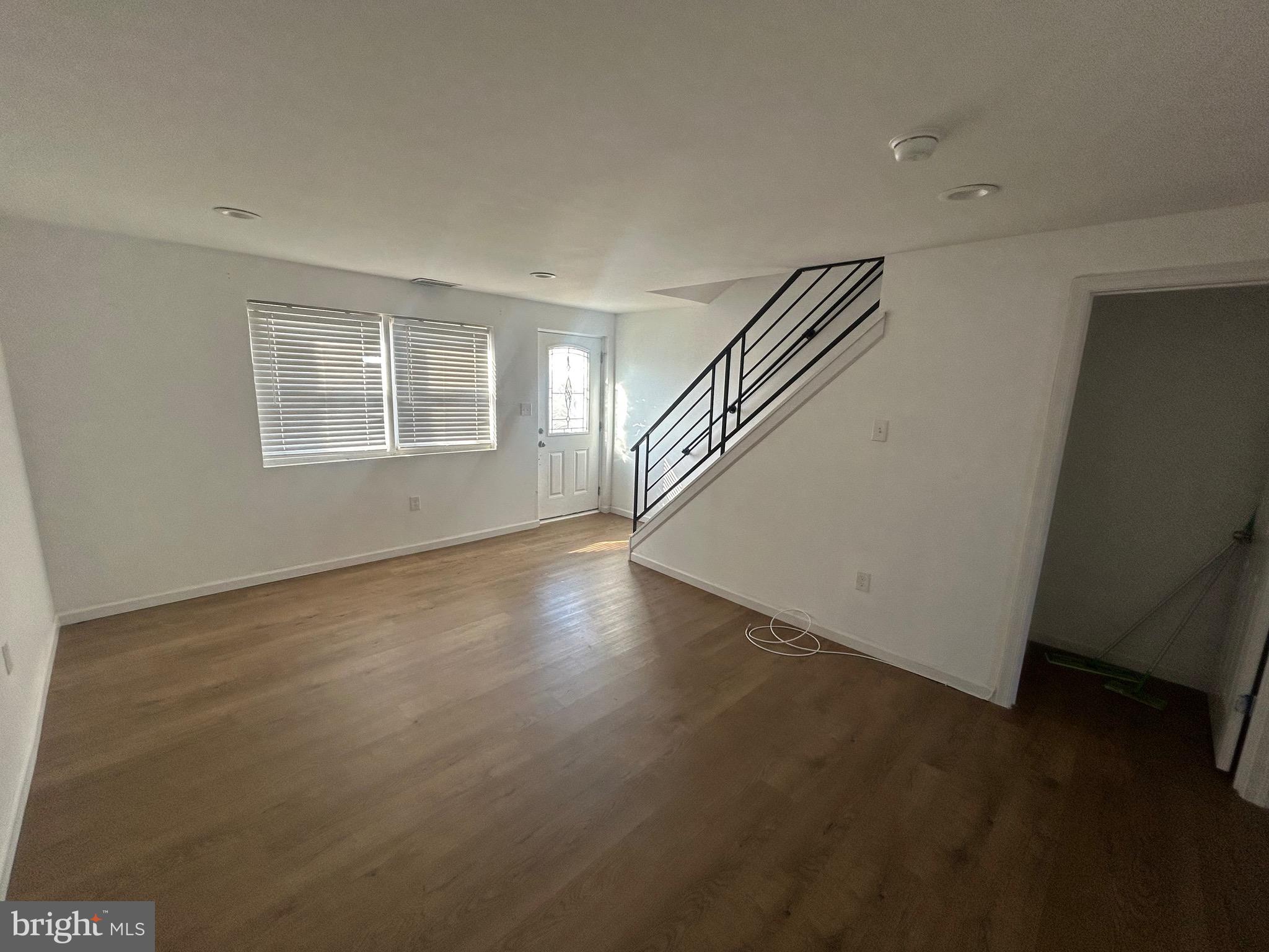 HOLMESBURG - Commercial Sale