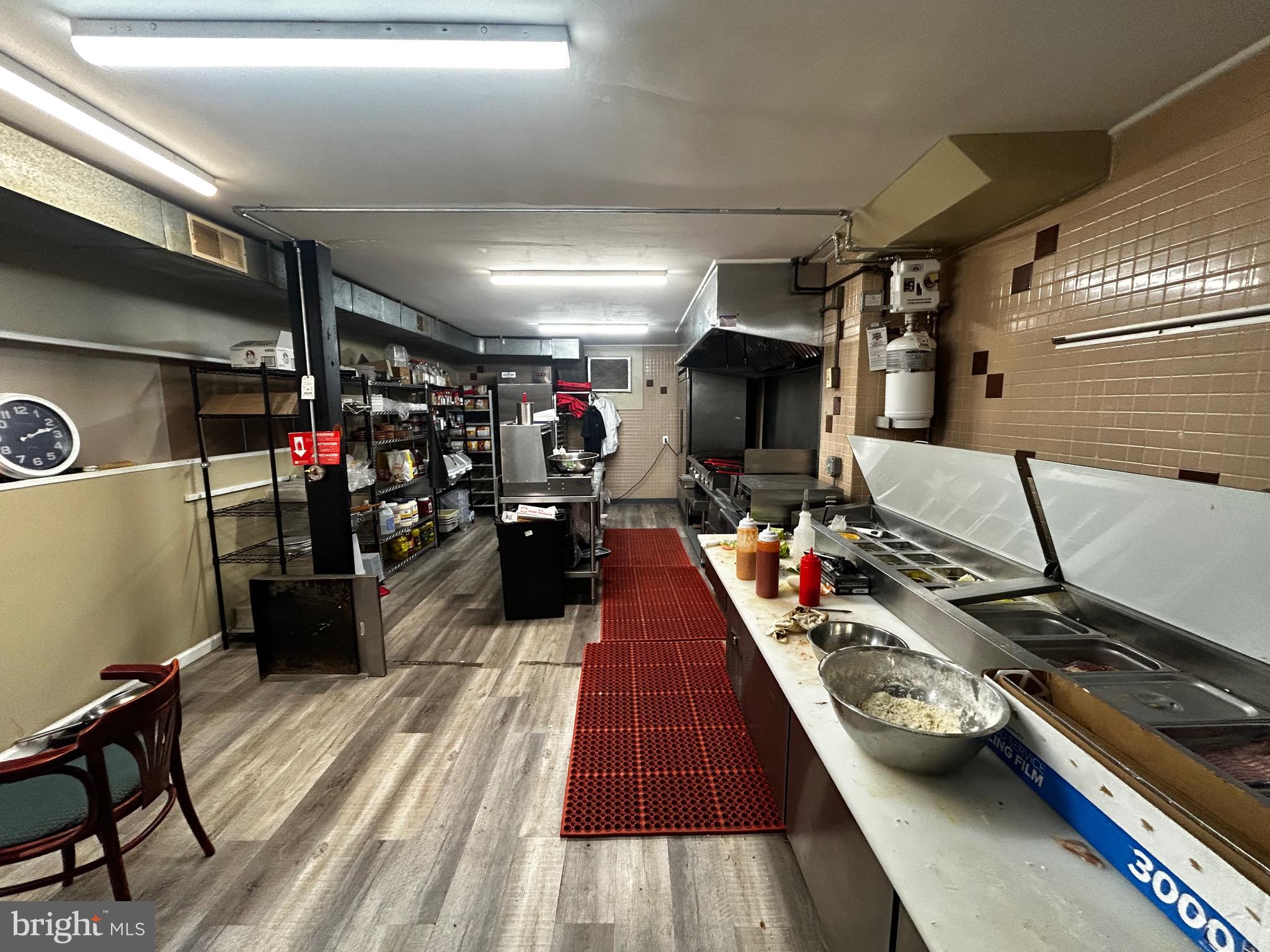 HOLMESBURG - Commercial Sale