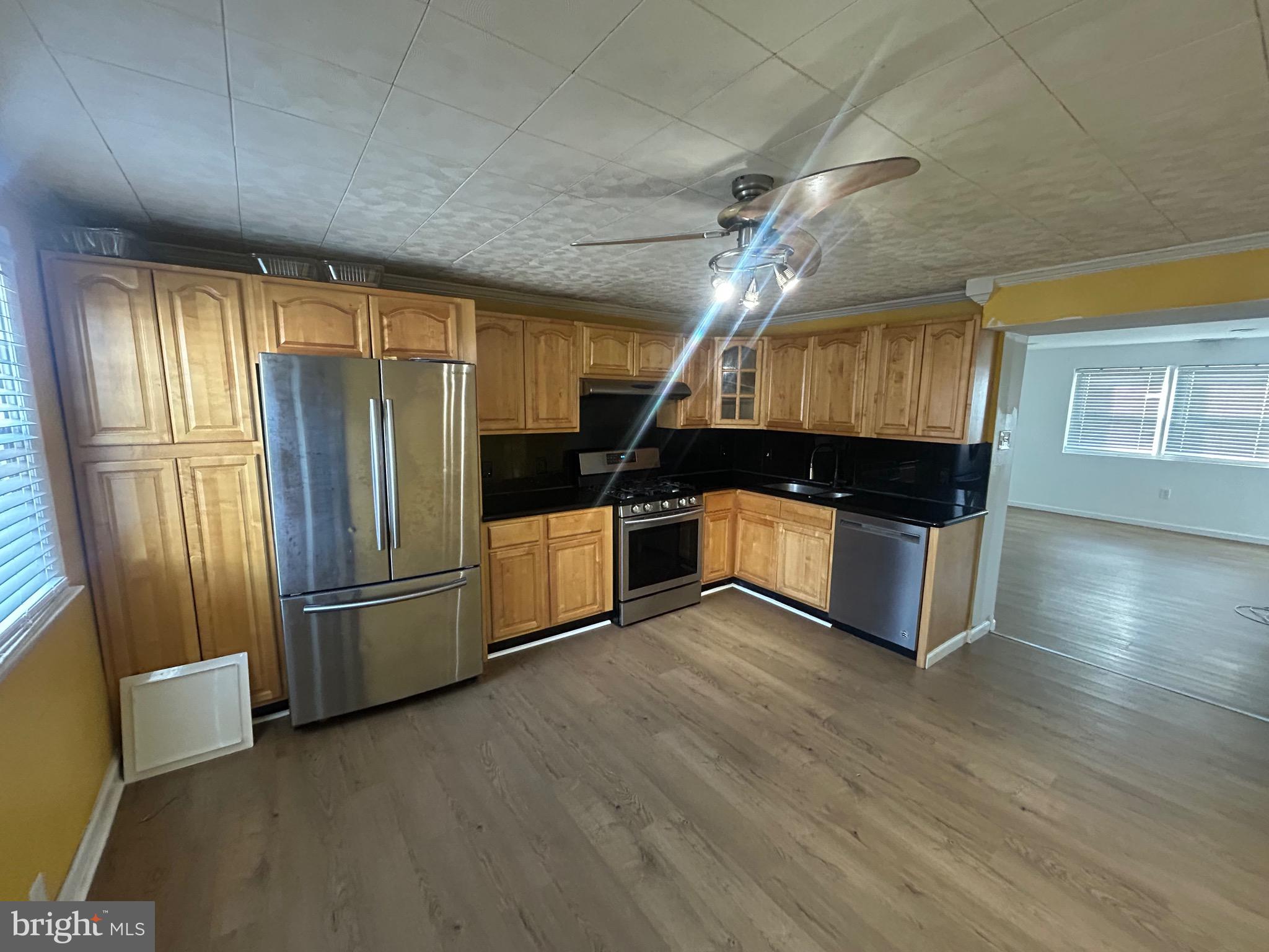 HOLMESBURG - Commercial Sale