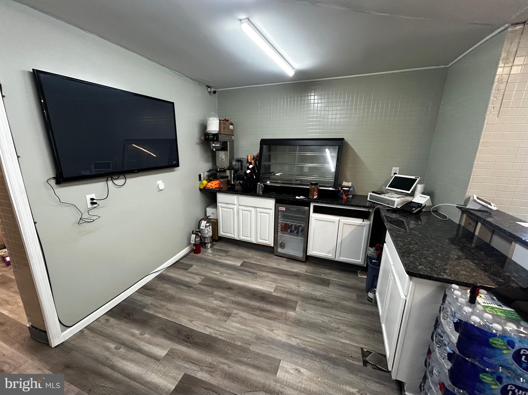 HOLMESBURG - Commercial Sale