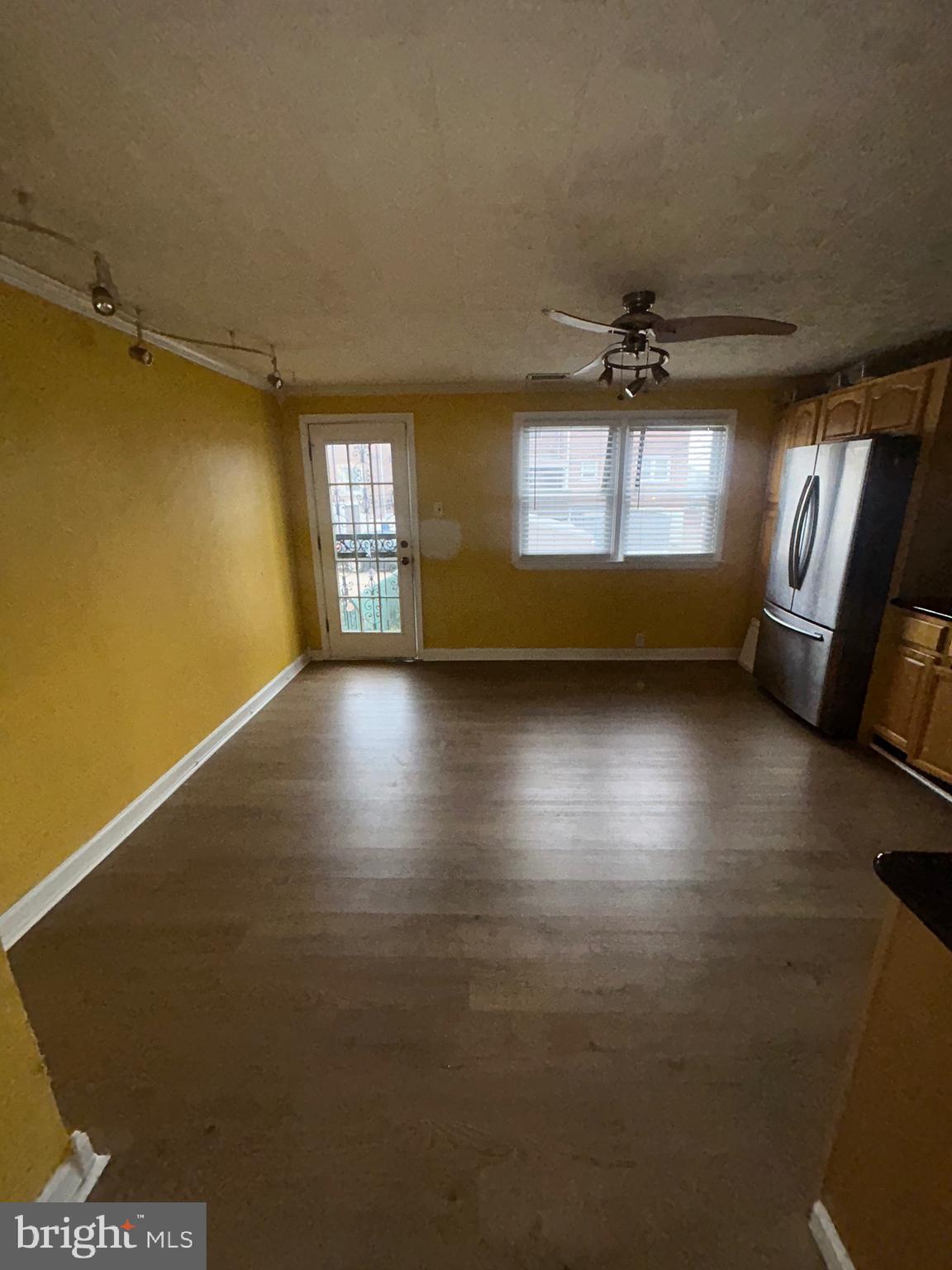 HOLMESBURG - Commercial Sale