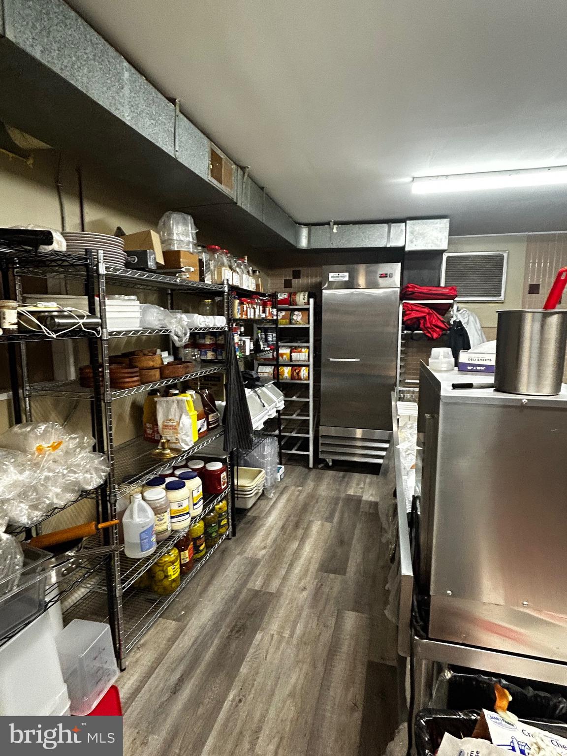 HOLMESBURG - Commercial Sale