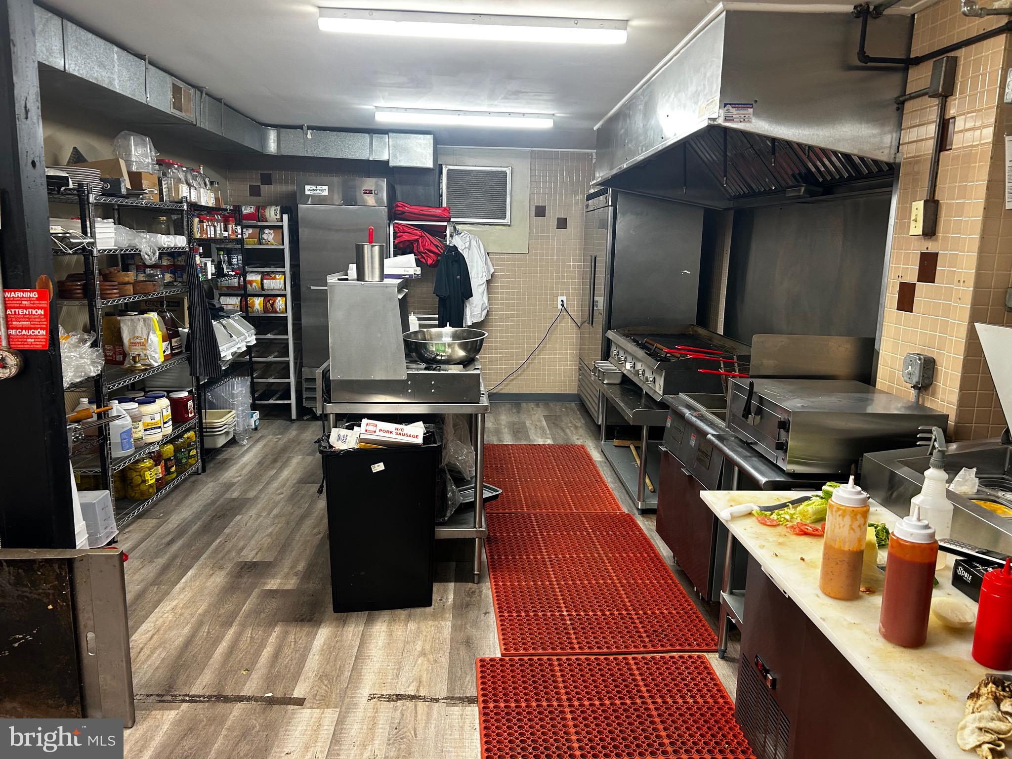 HOLMESBURG - Commercial Sale