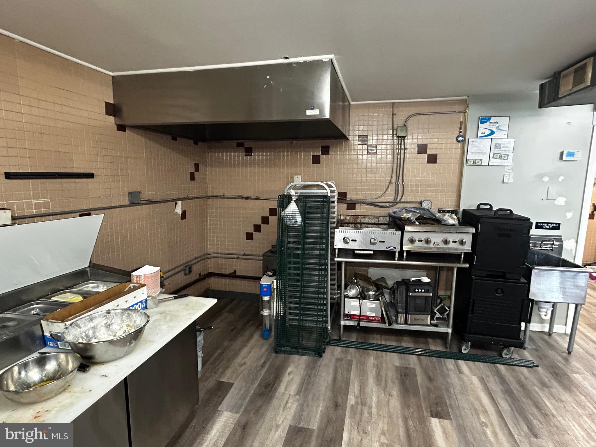 HOLMESBURG - Commercial Sale