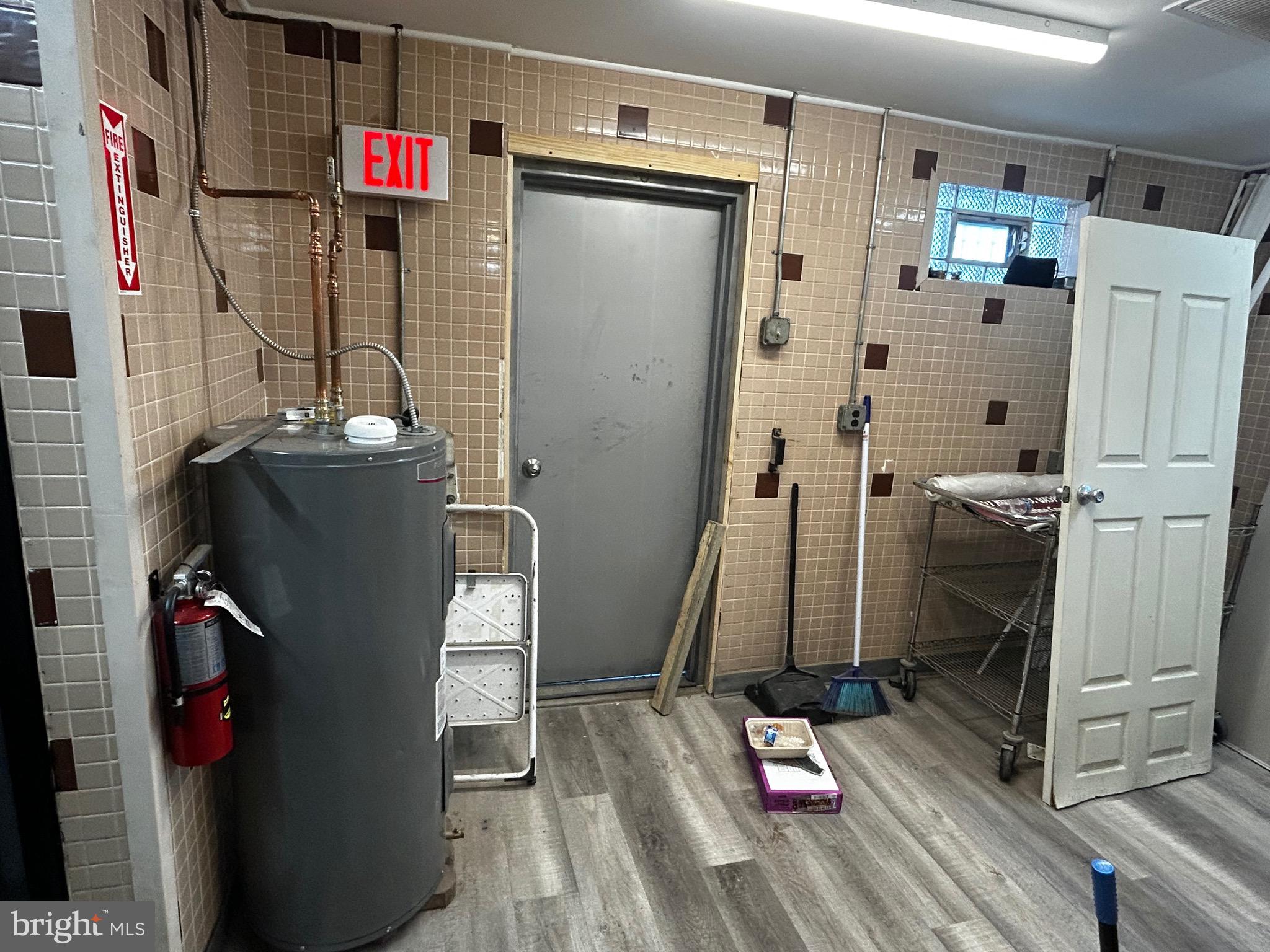 HOLMESBURG - Commercial Sale