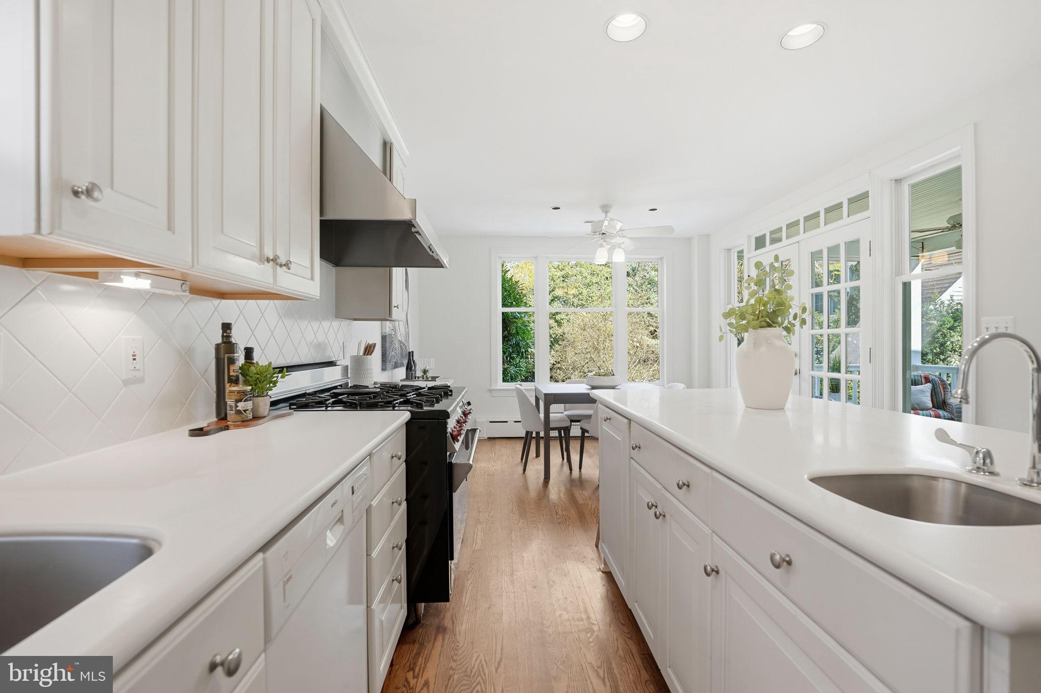 COUNTRY CLUB HILLS - Residential