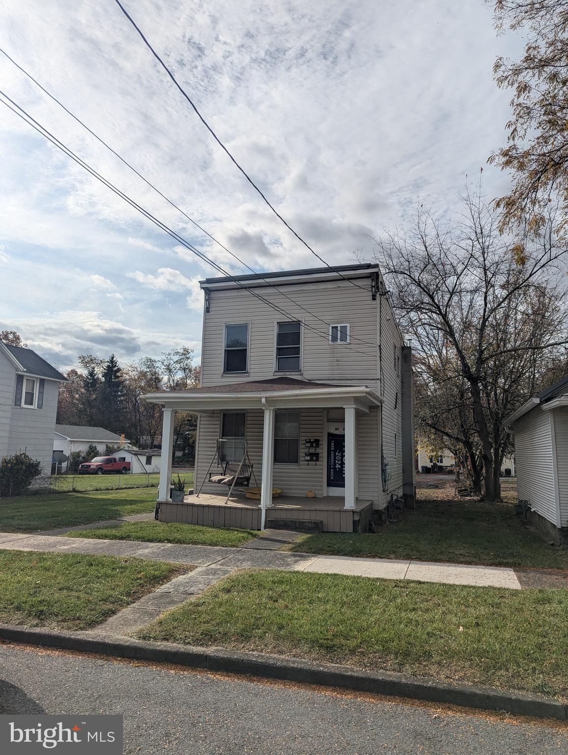 Main image without alt text