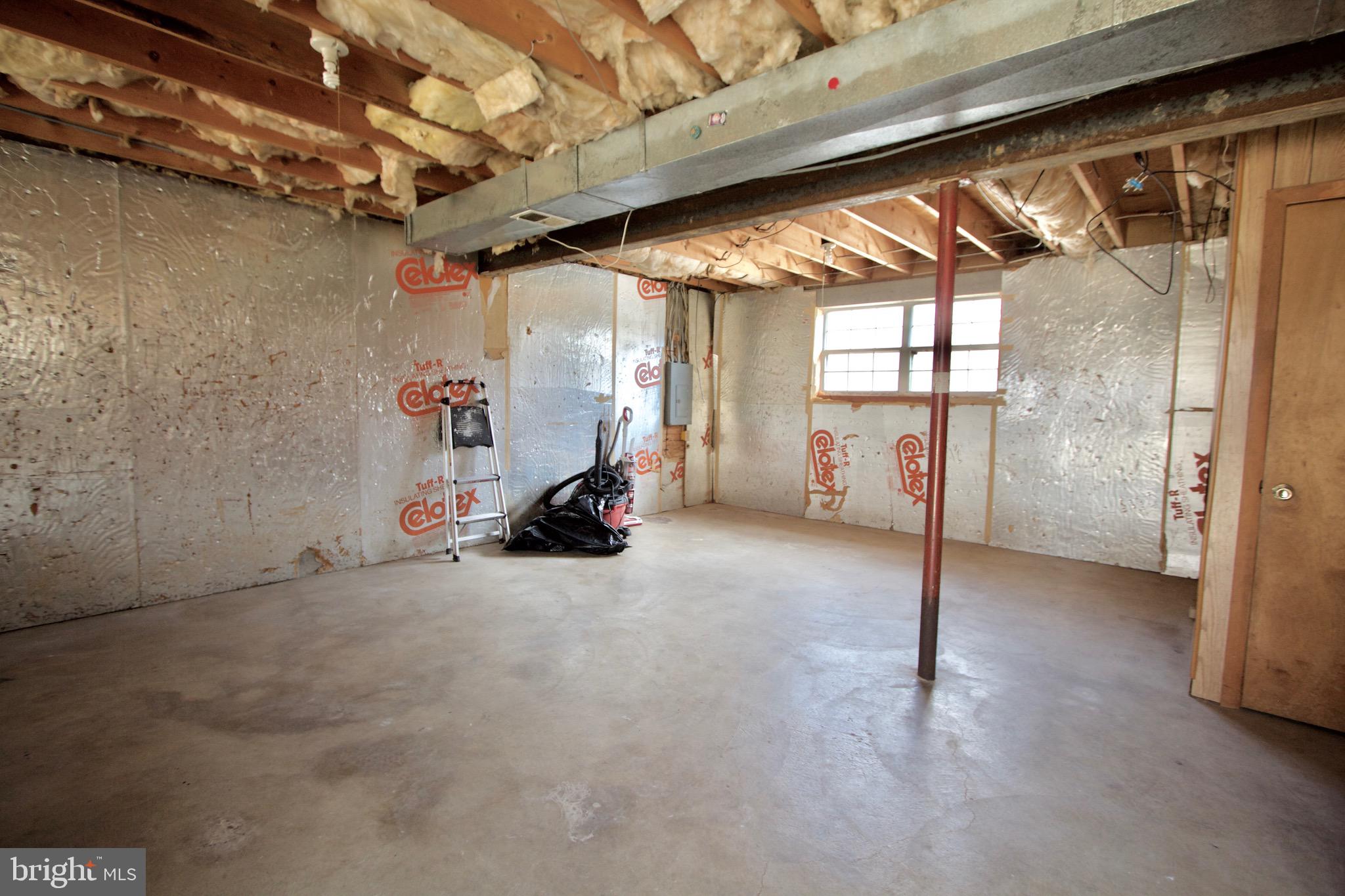 BEVERLY ESTATES - Residential Lease