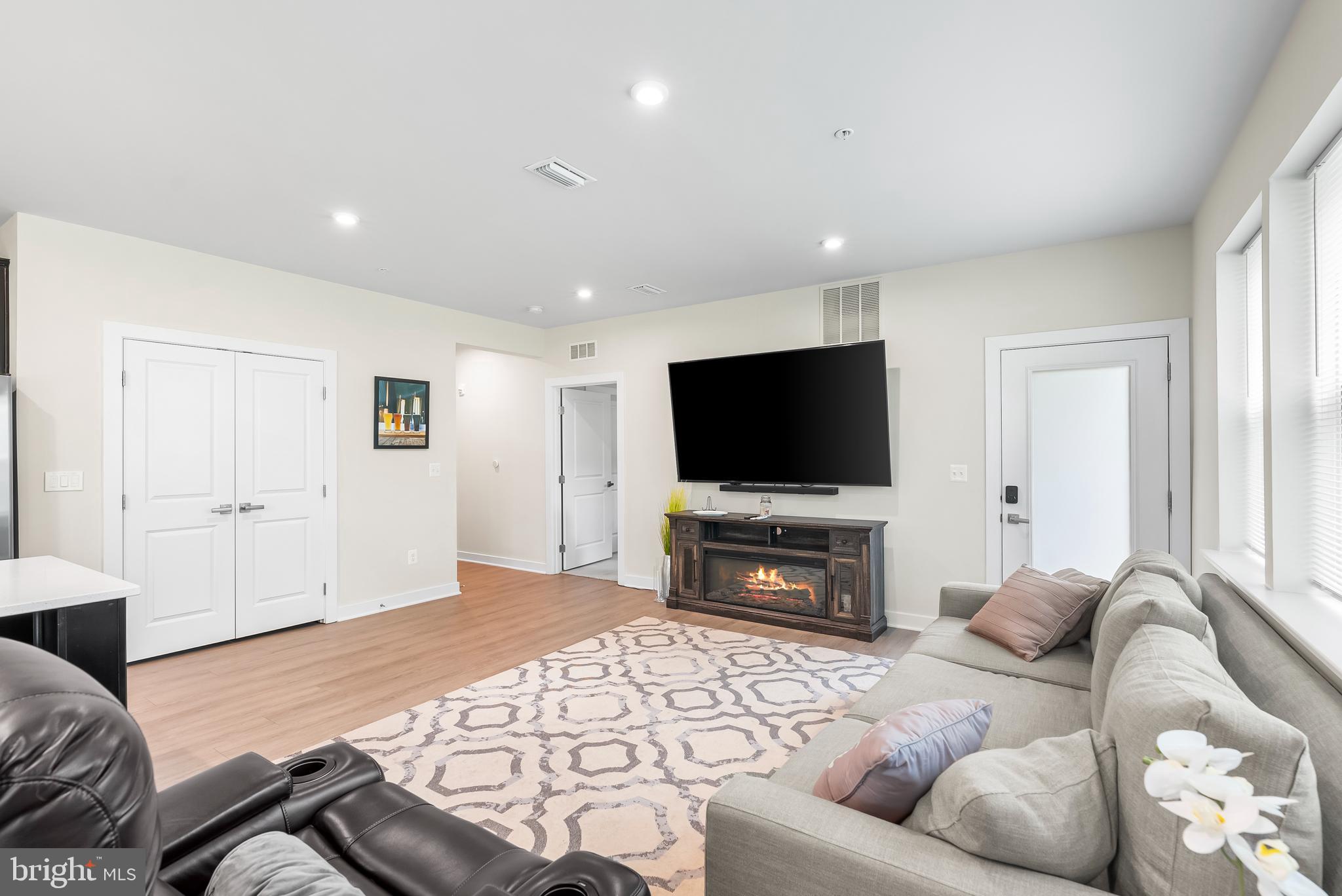 10411 RESORT ROAD W